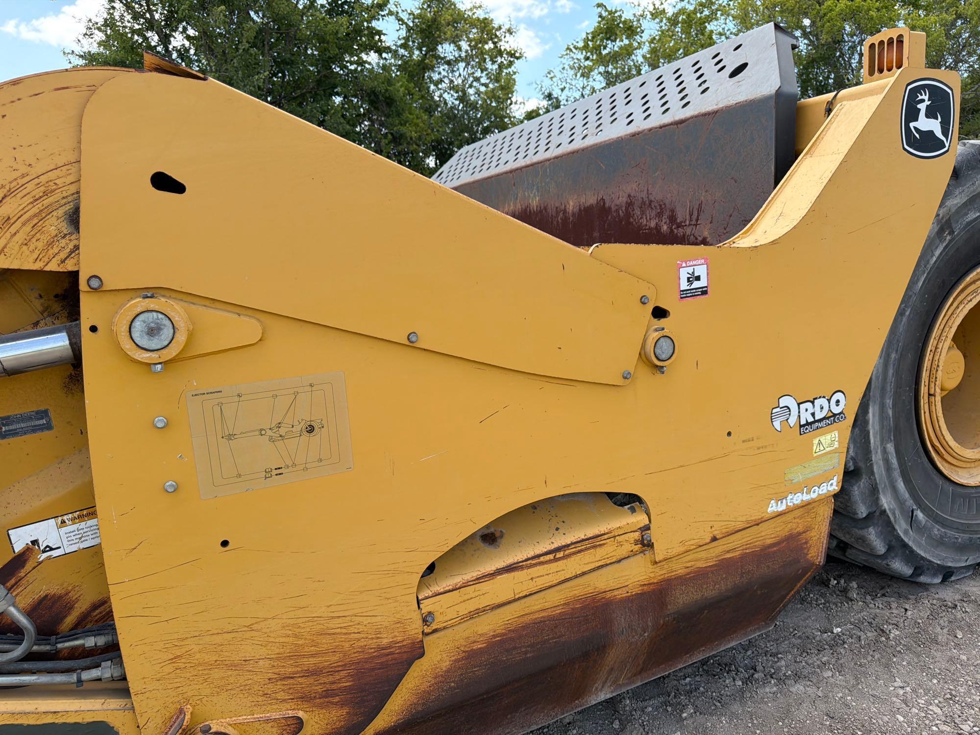 John Deere 2412