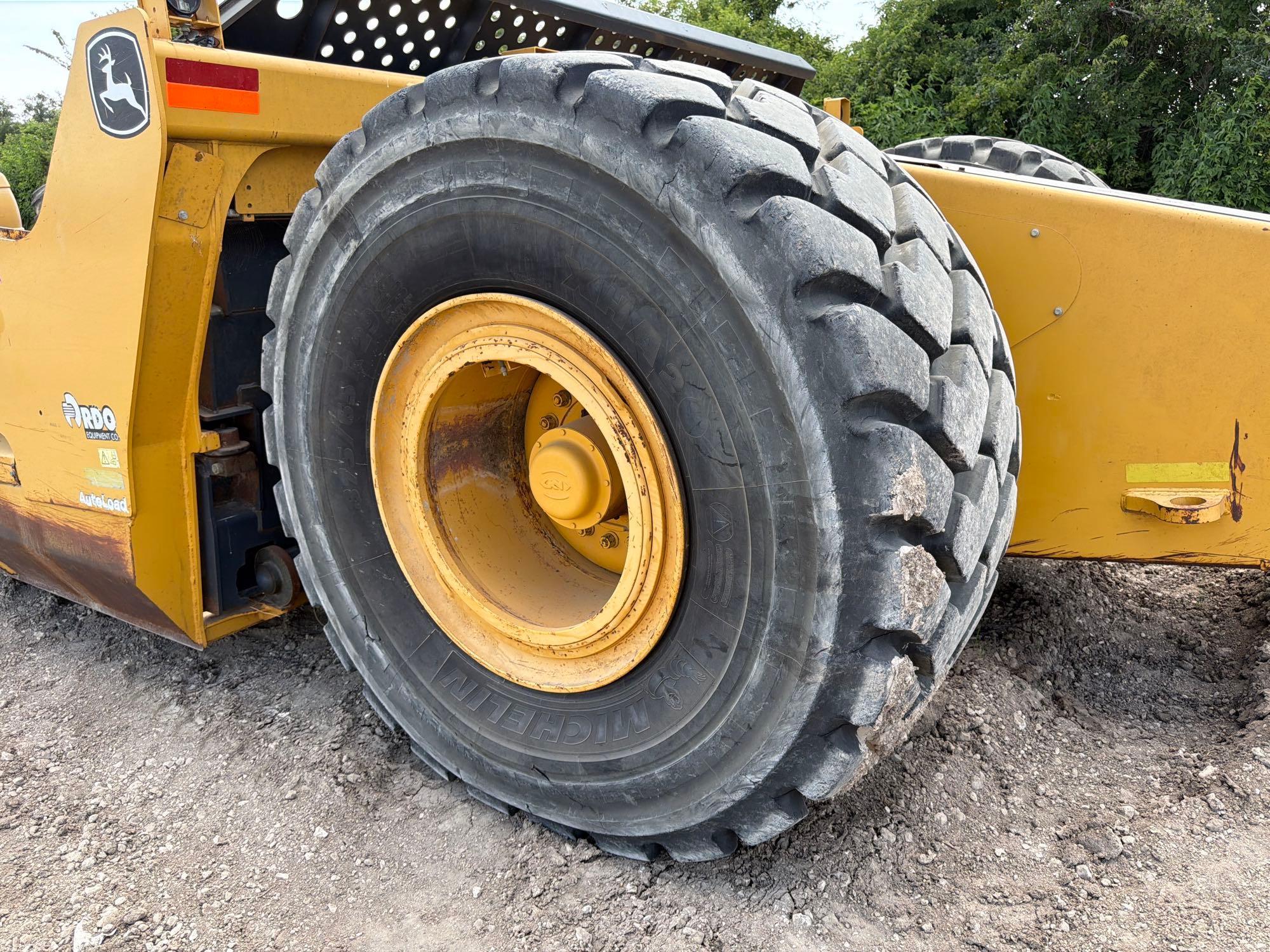 John Deere 2412