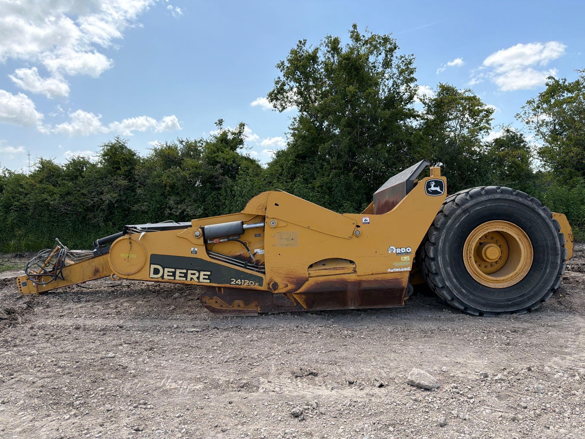 John Deere 2412
