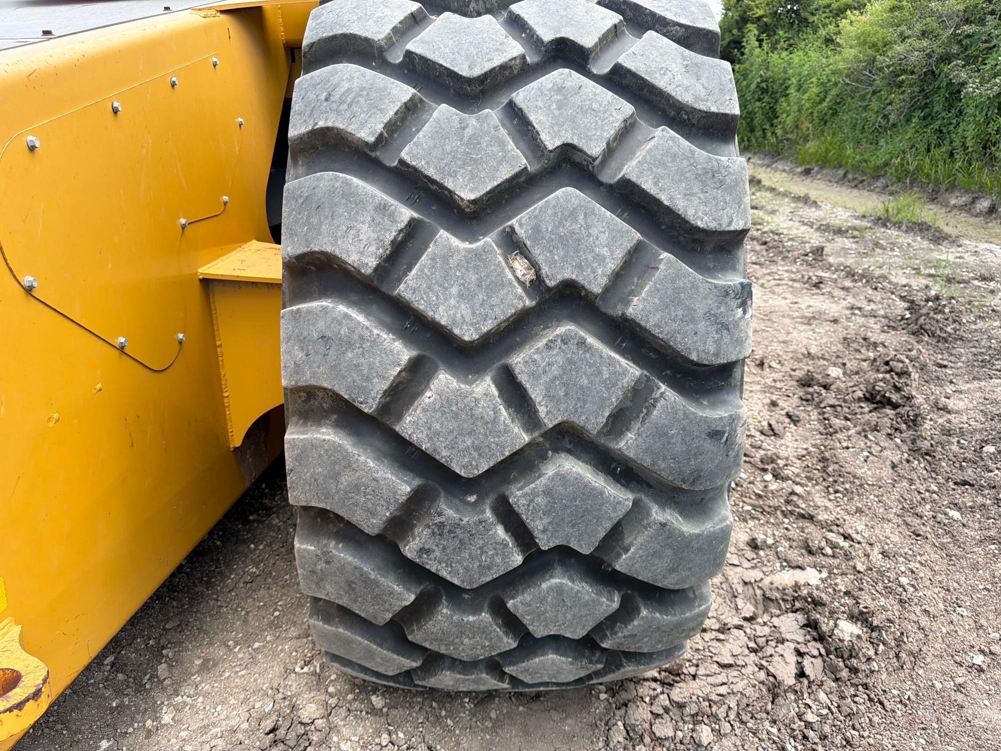 John Deere 2412