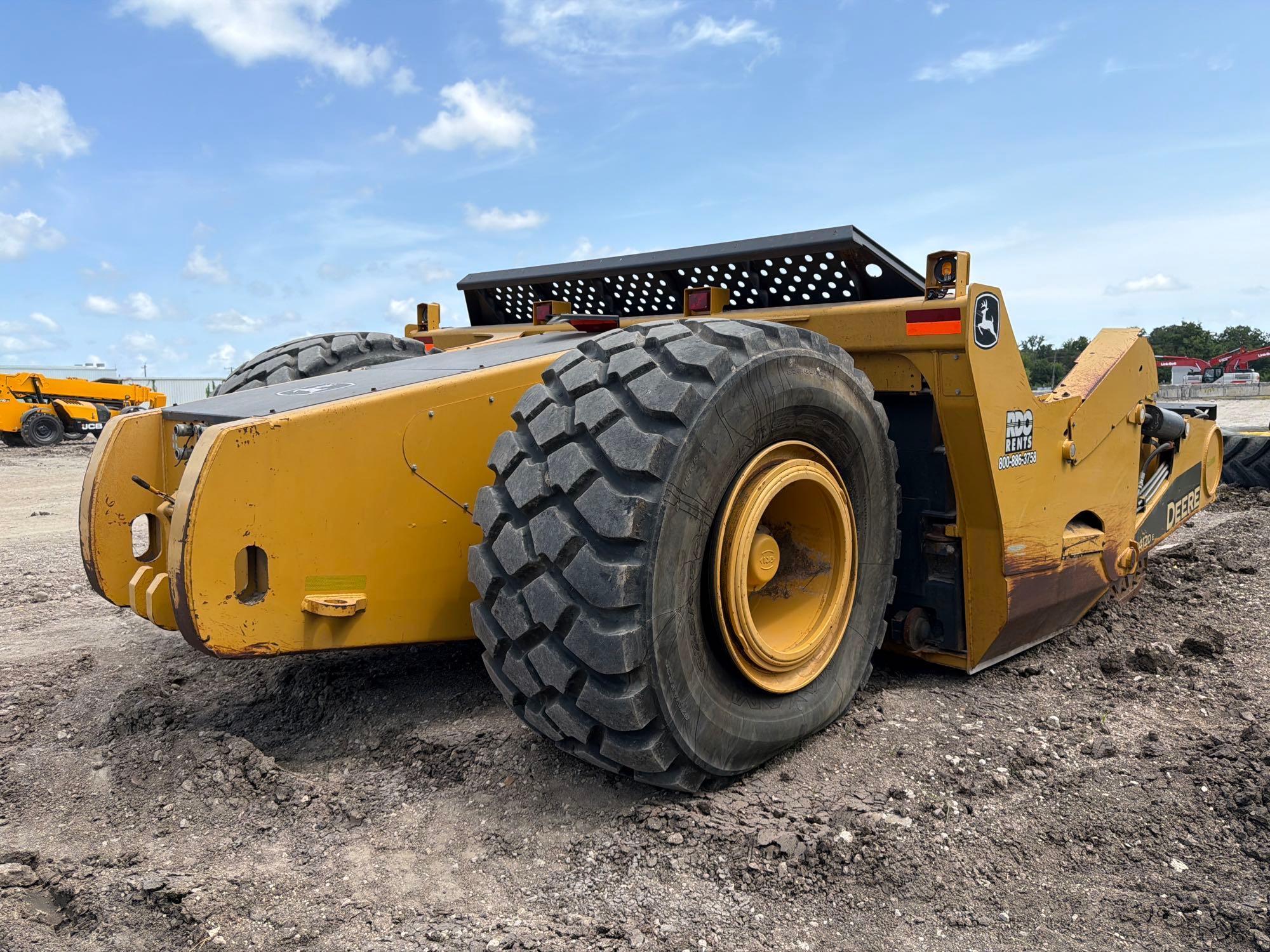John Deere 2412
