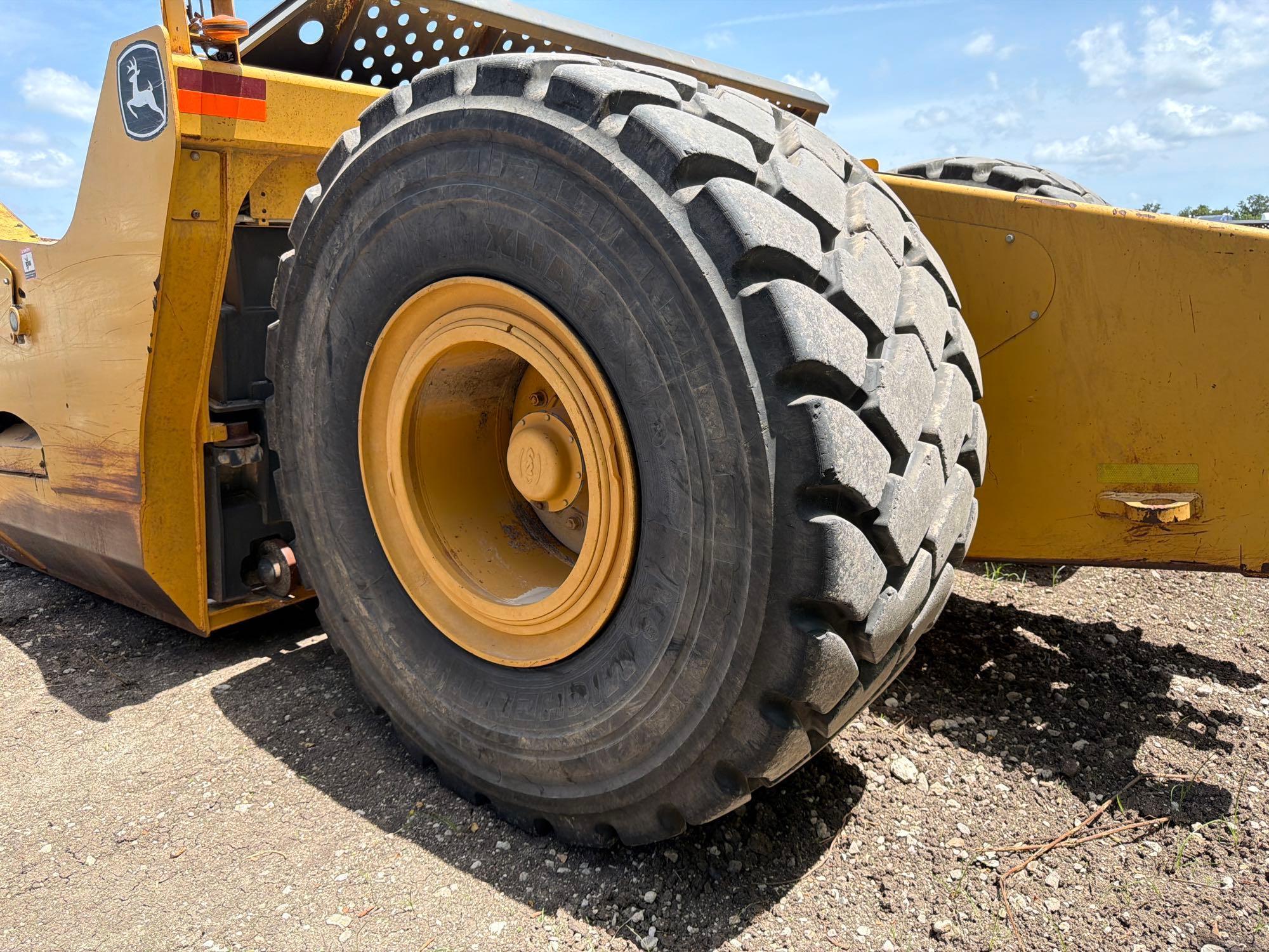 John Deere 2412