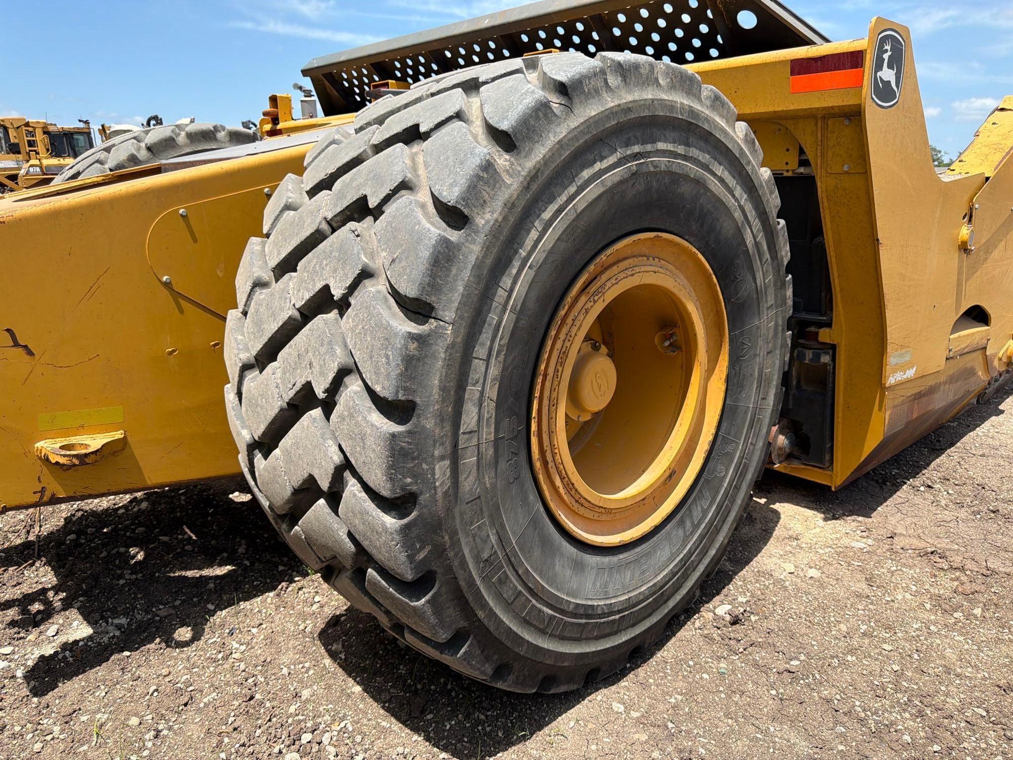 John Deere 2412