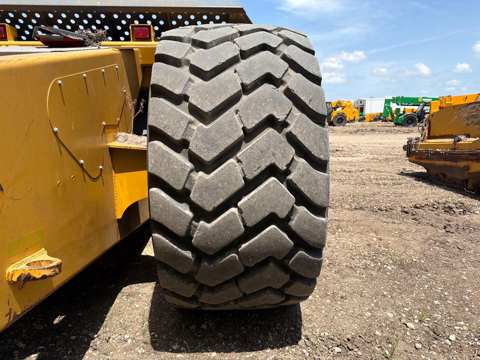 John Deere 2412