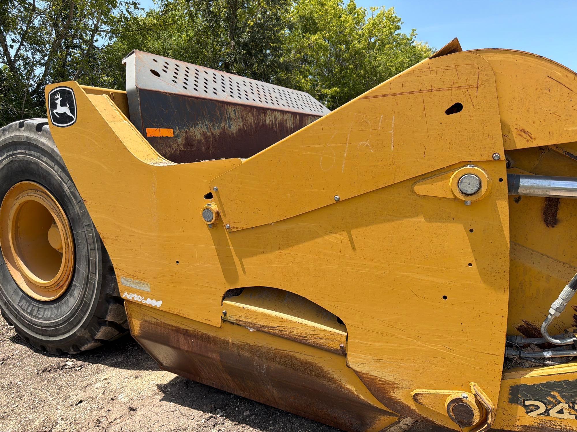 John Deere 2412
