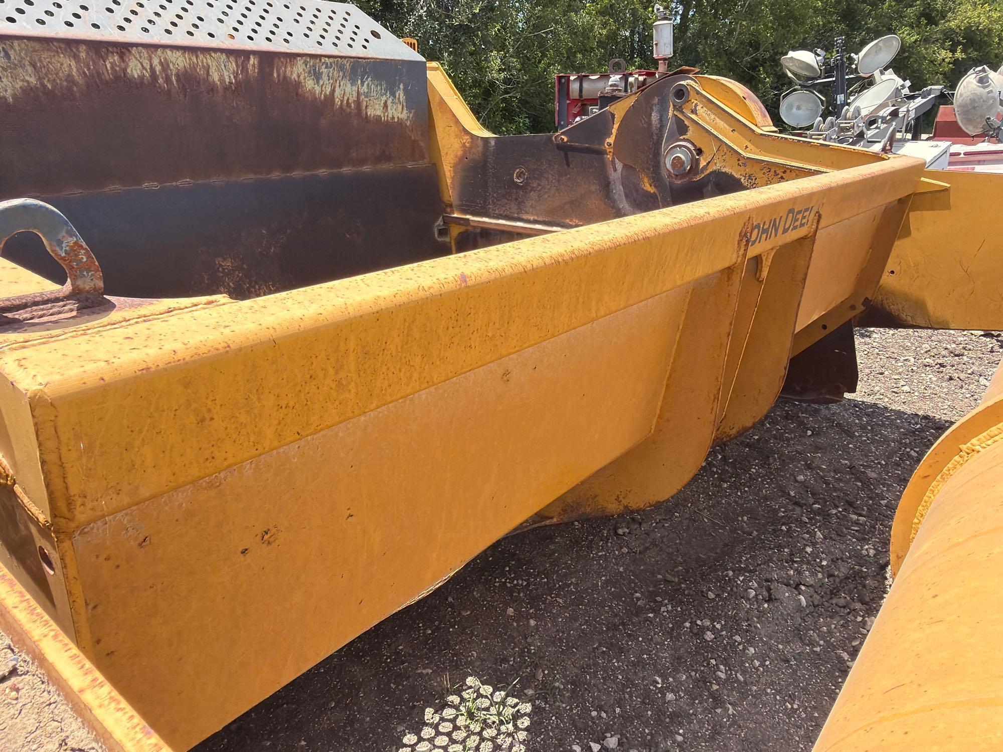 John Deere 2412