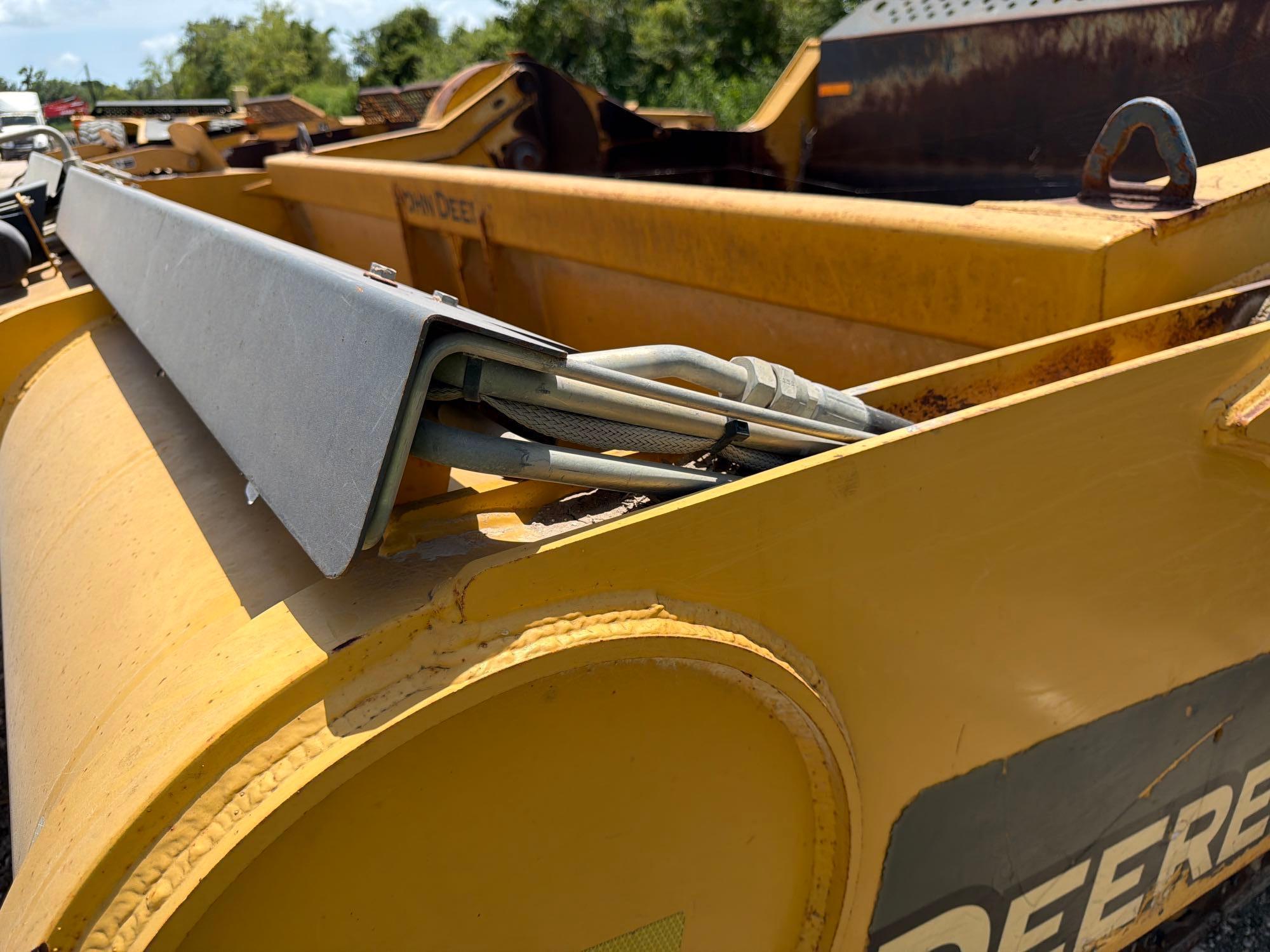 John Deere 2412
