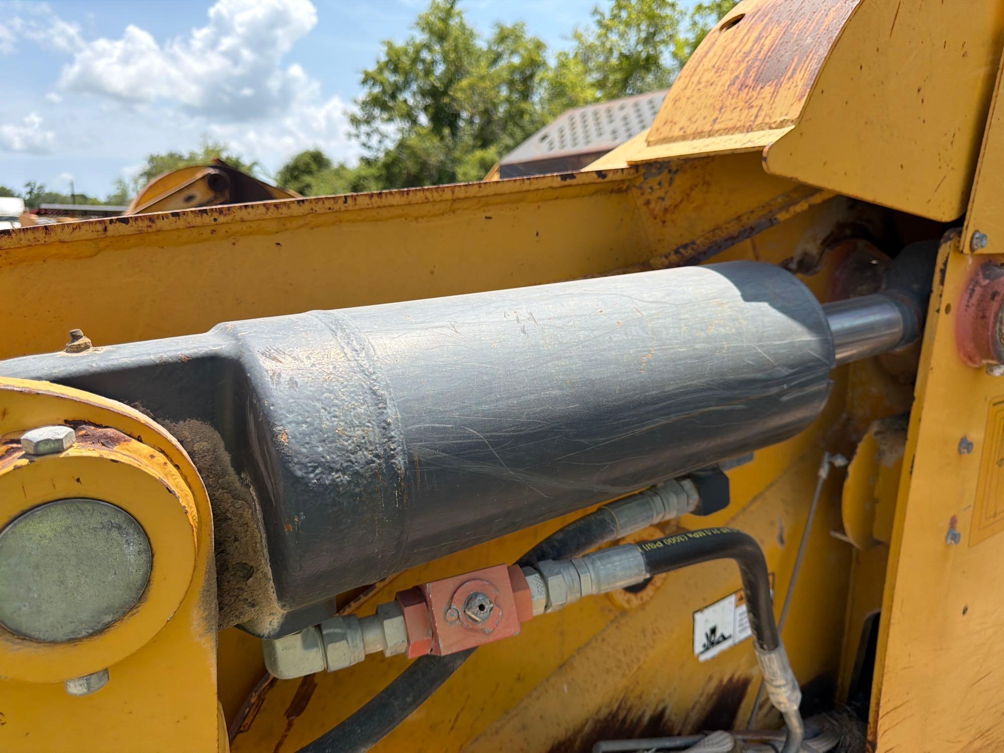 John Deere 2412
