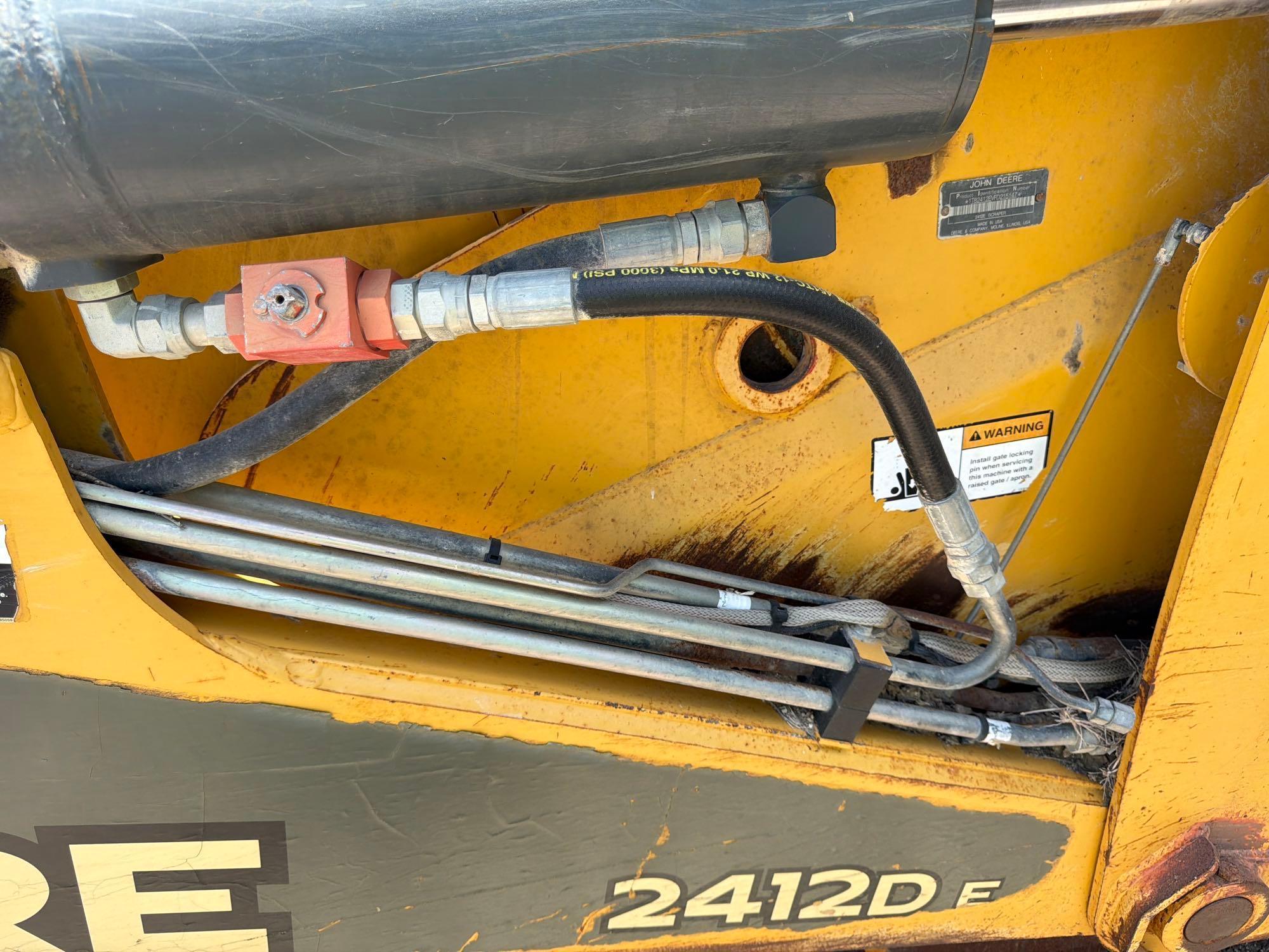 John Deere 2412