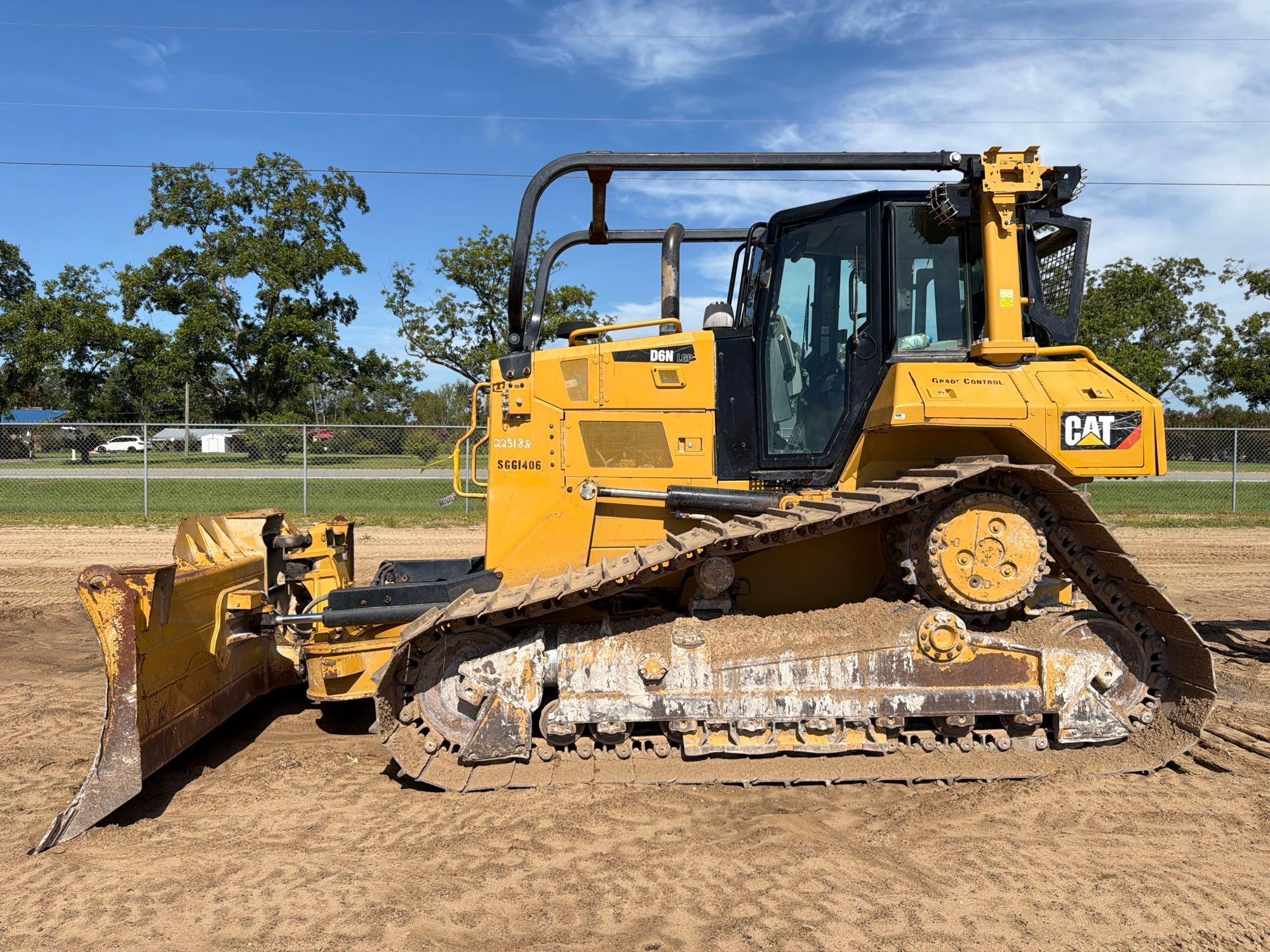 Photo of a  Caterpillar D6N