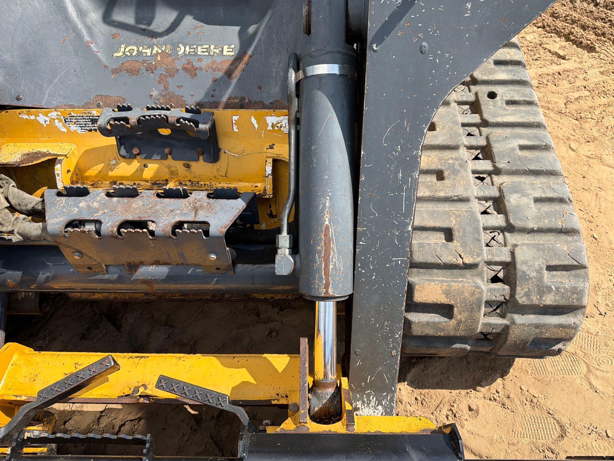 2016 John Deere 329E