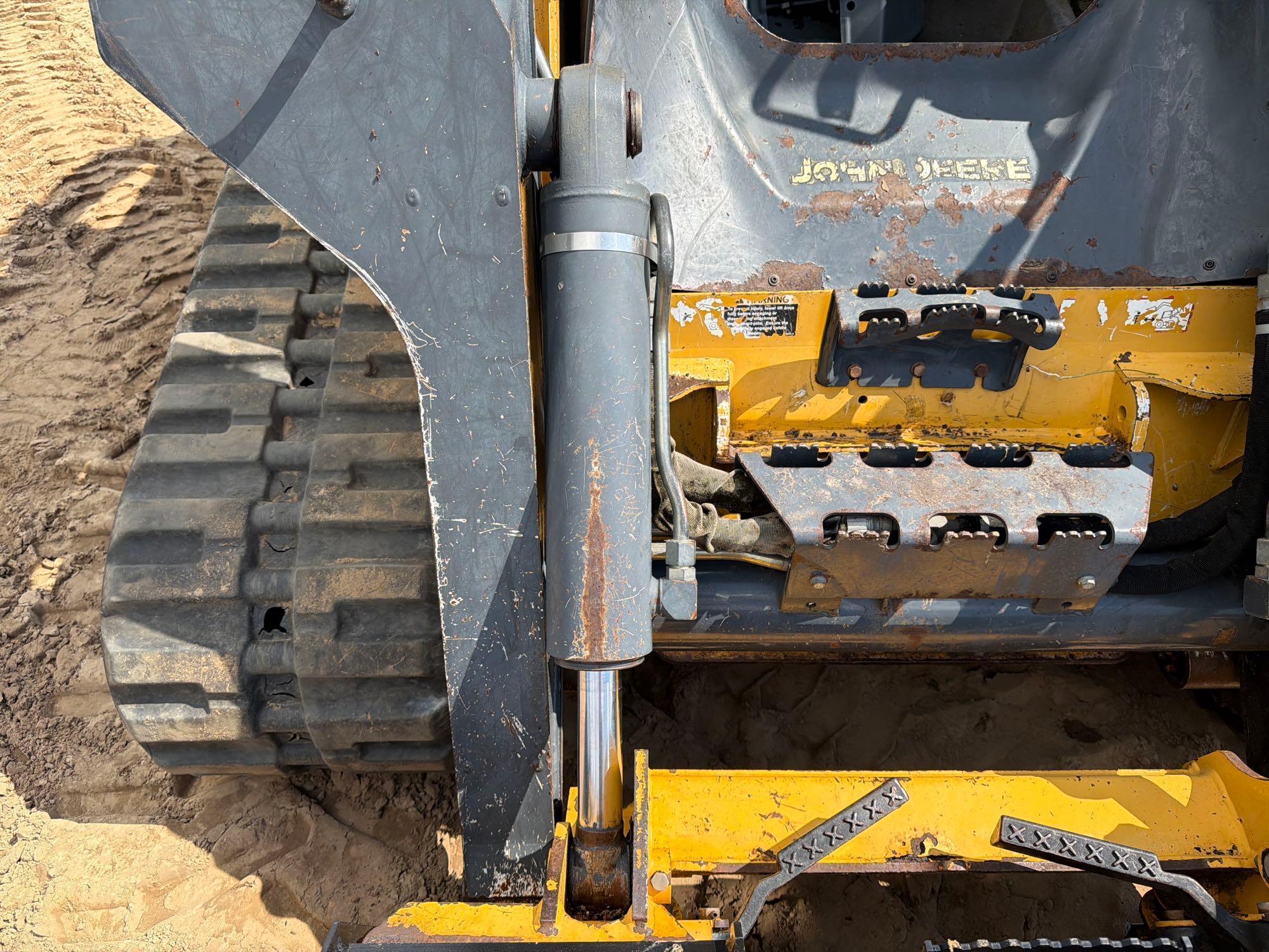 2016 John Deere 329E