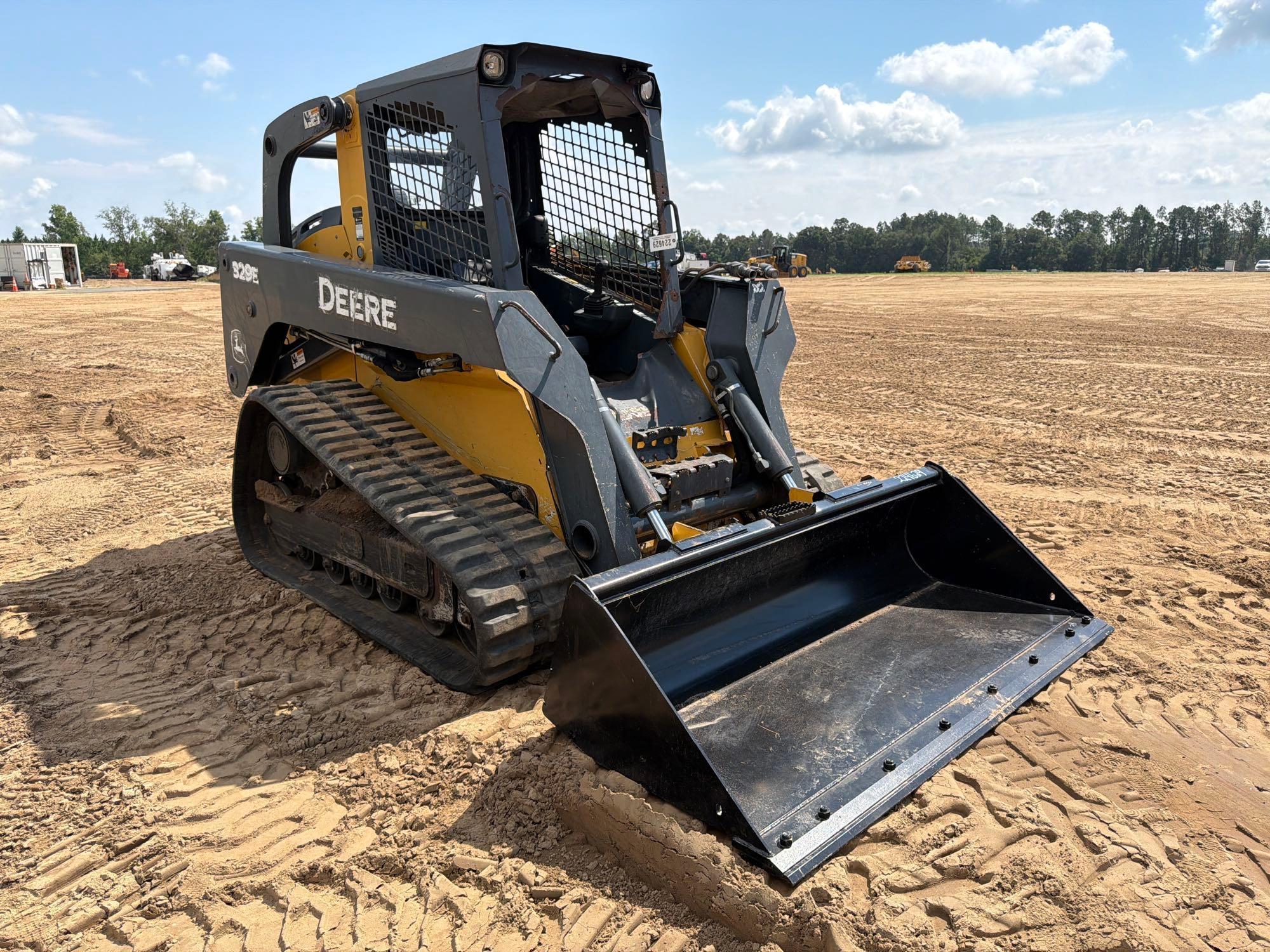 2016 John Deere 329E
