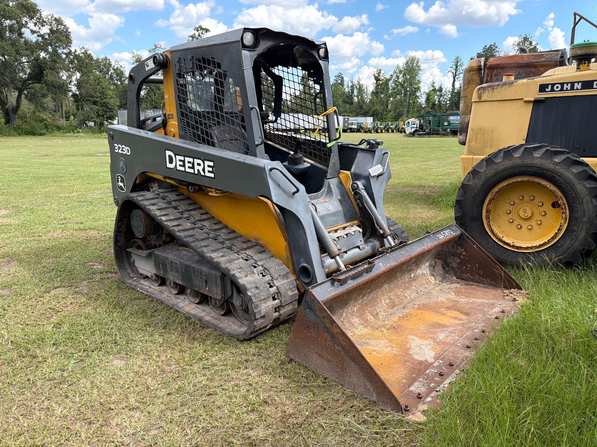 John Deere 323D