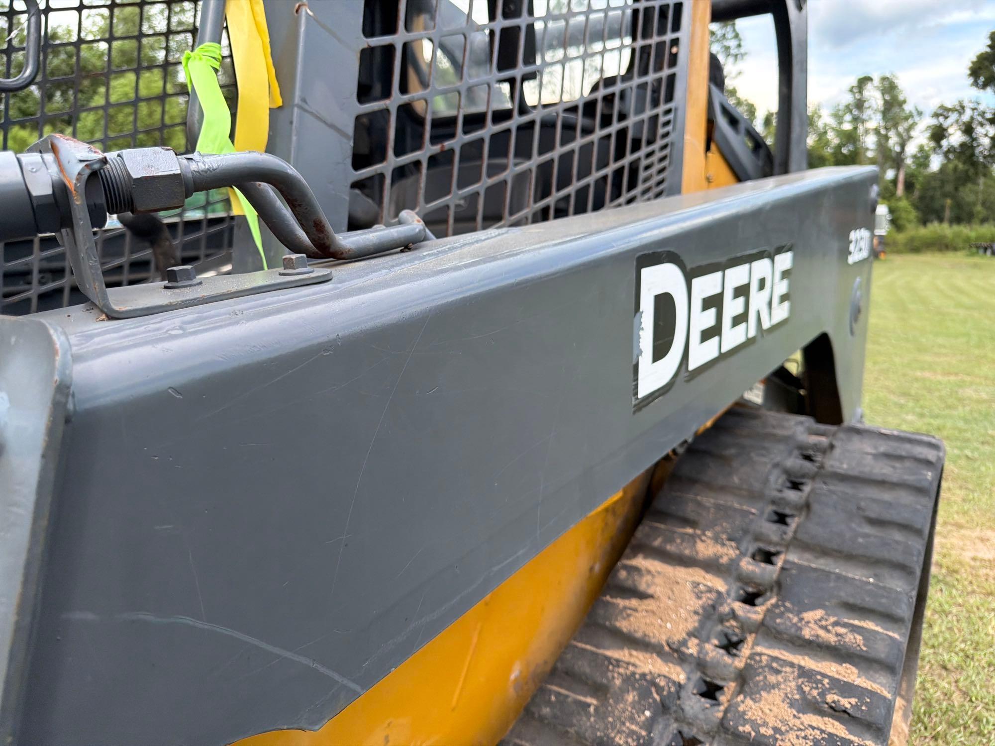 John Deere 323D