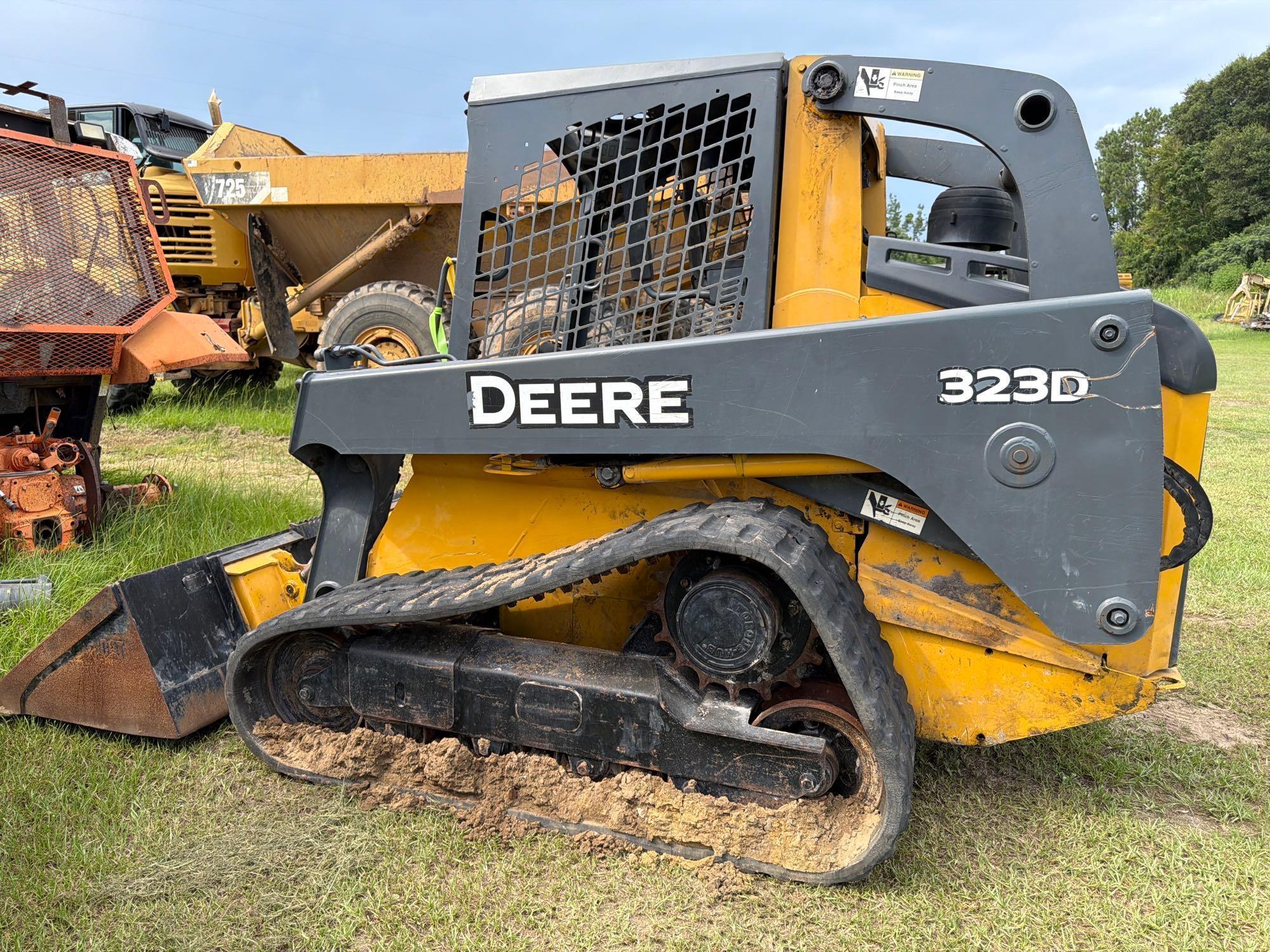 John Deere 323D