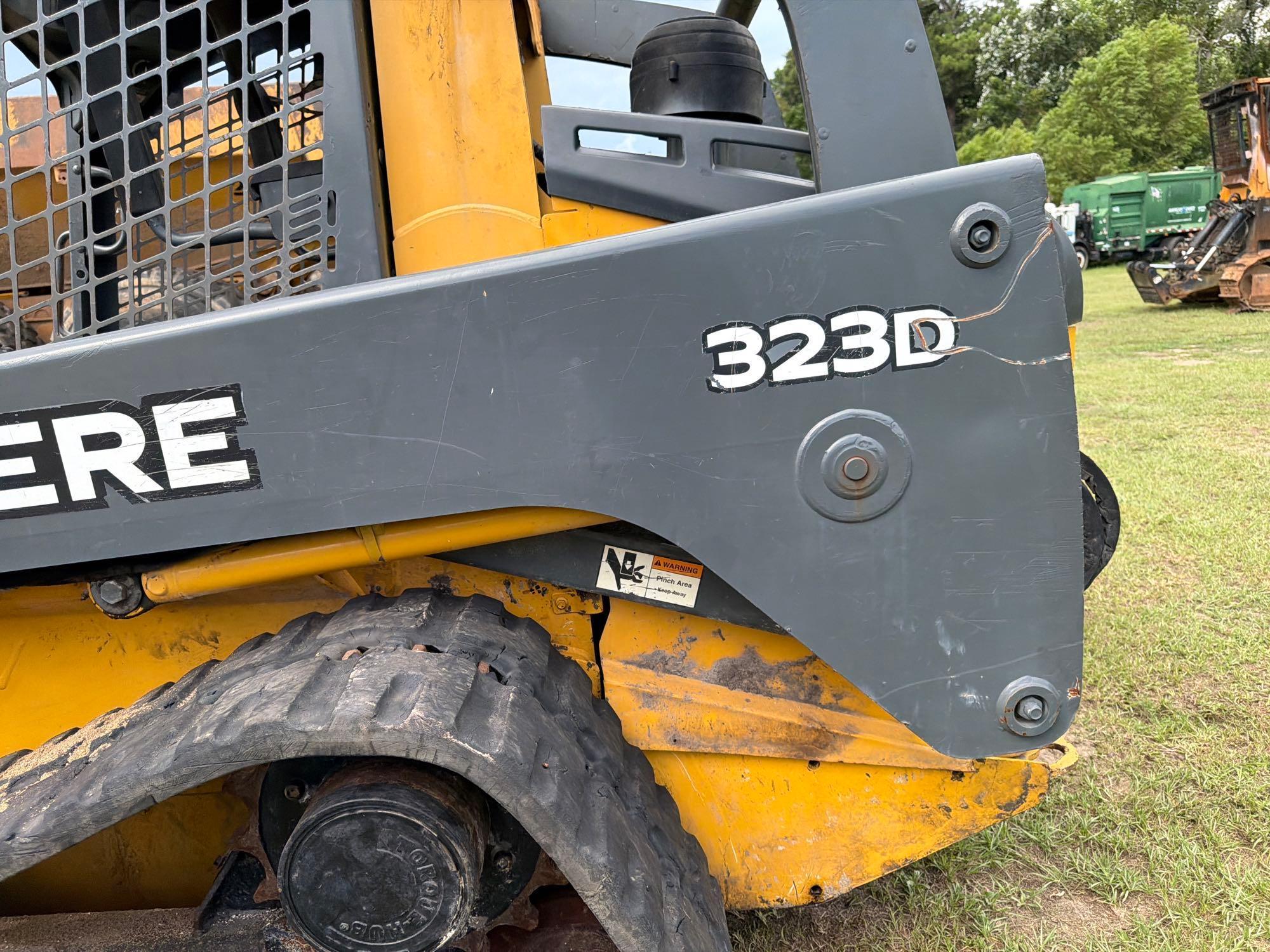 John Deere 323D