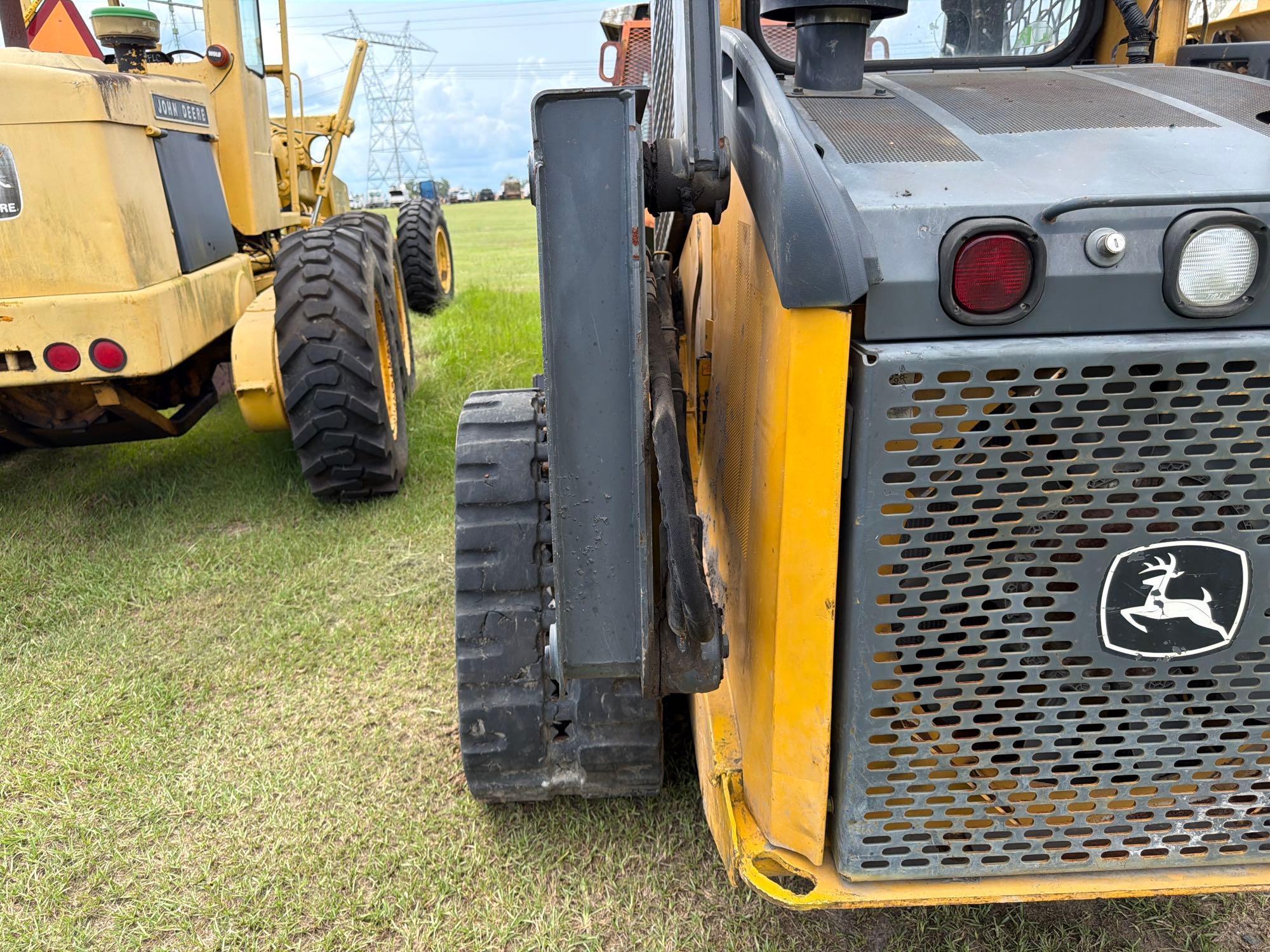 John Deere 323D