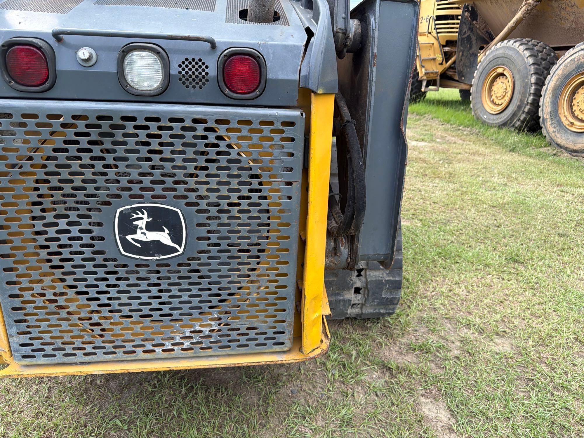 John Deere 323D