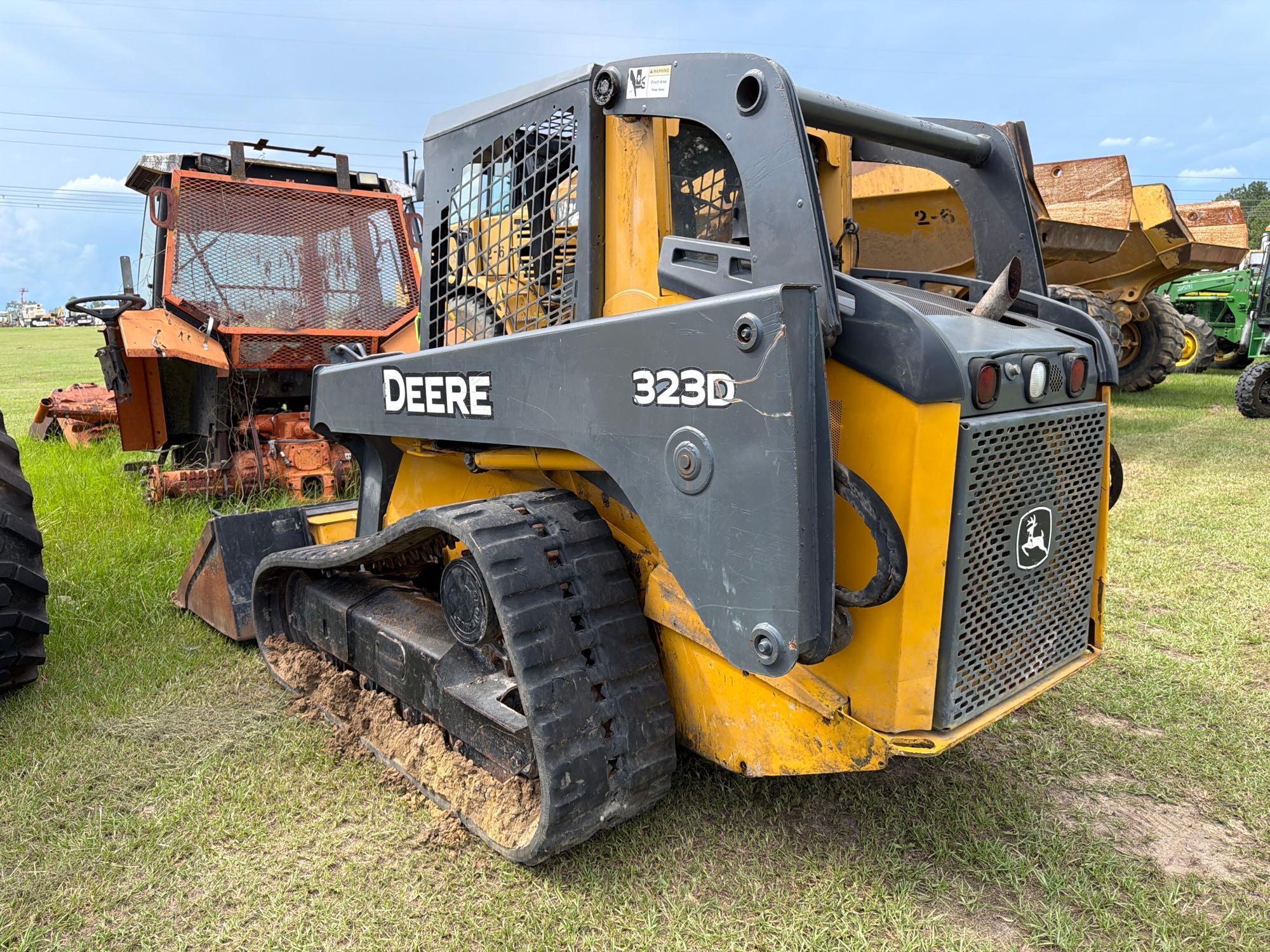 John Deere 323D