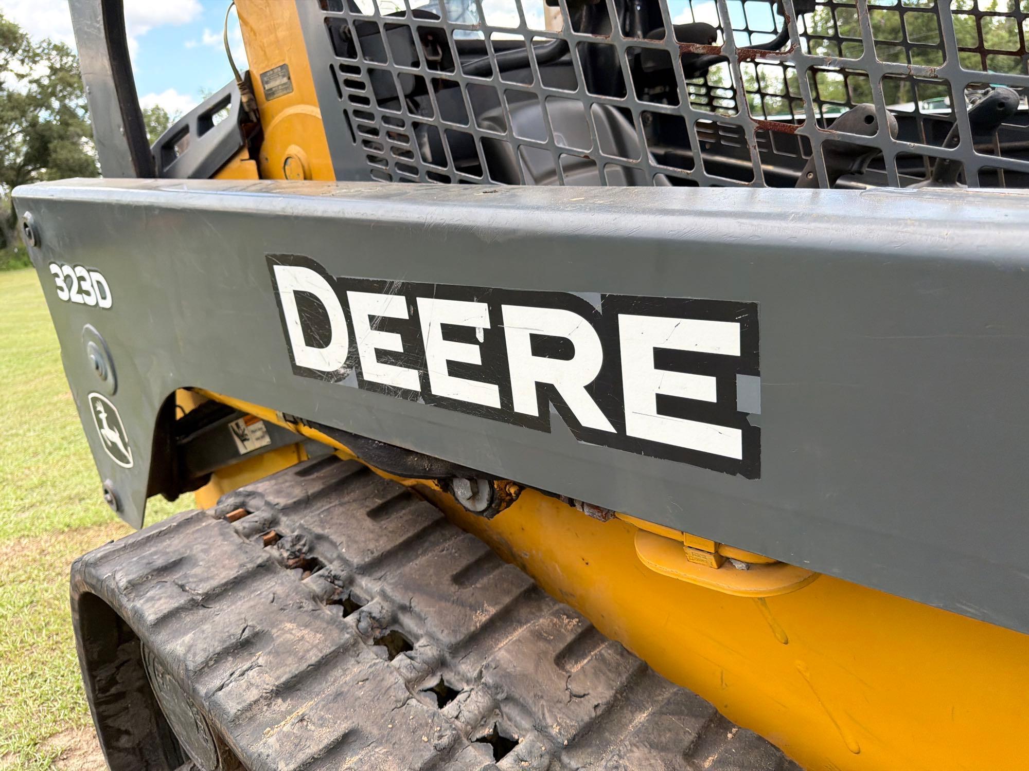 John Deere 323D