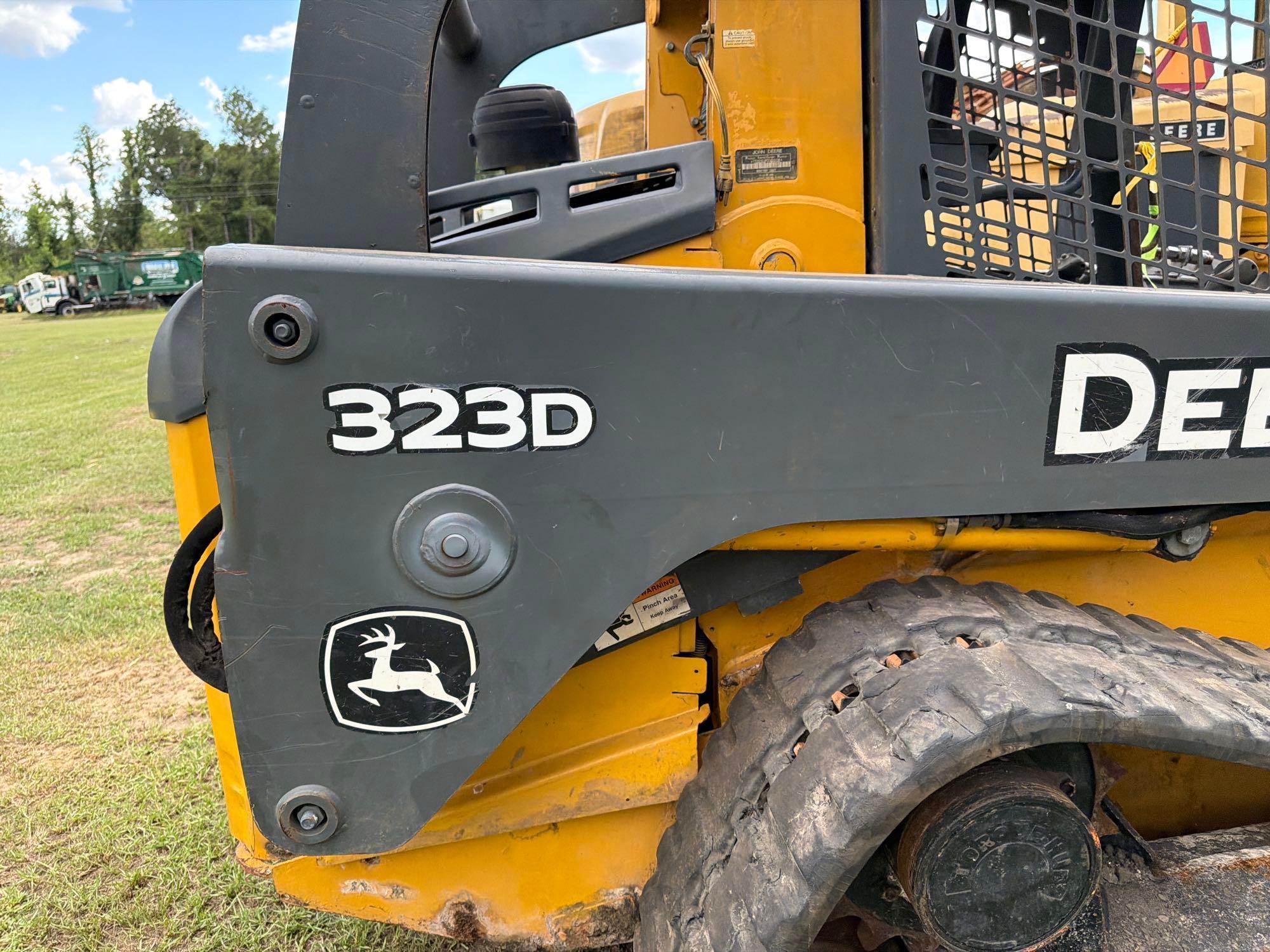 John Deere 323D