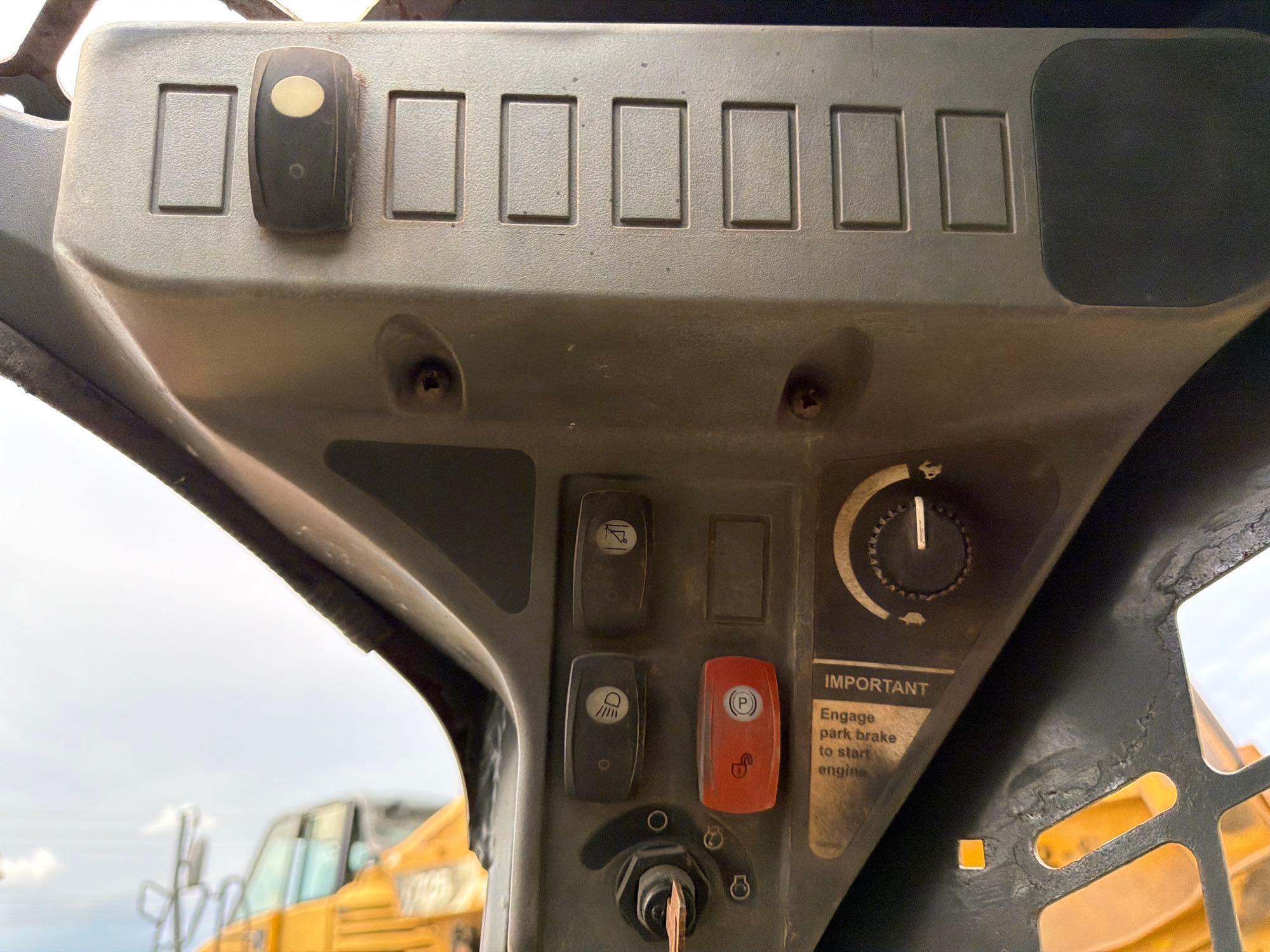 John Deere 323D