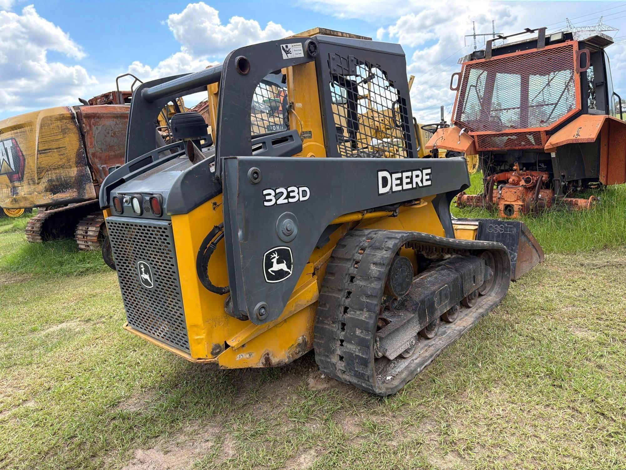 John Deere 323D
