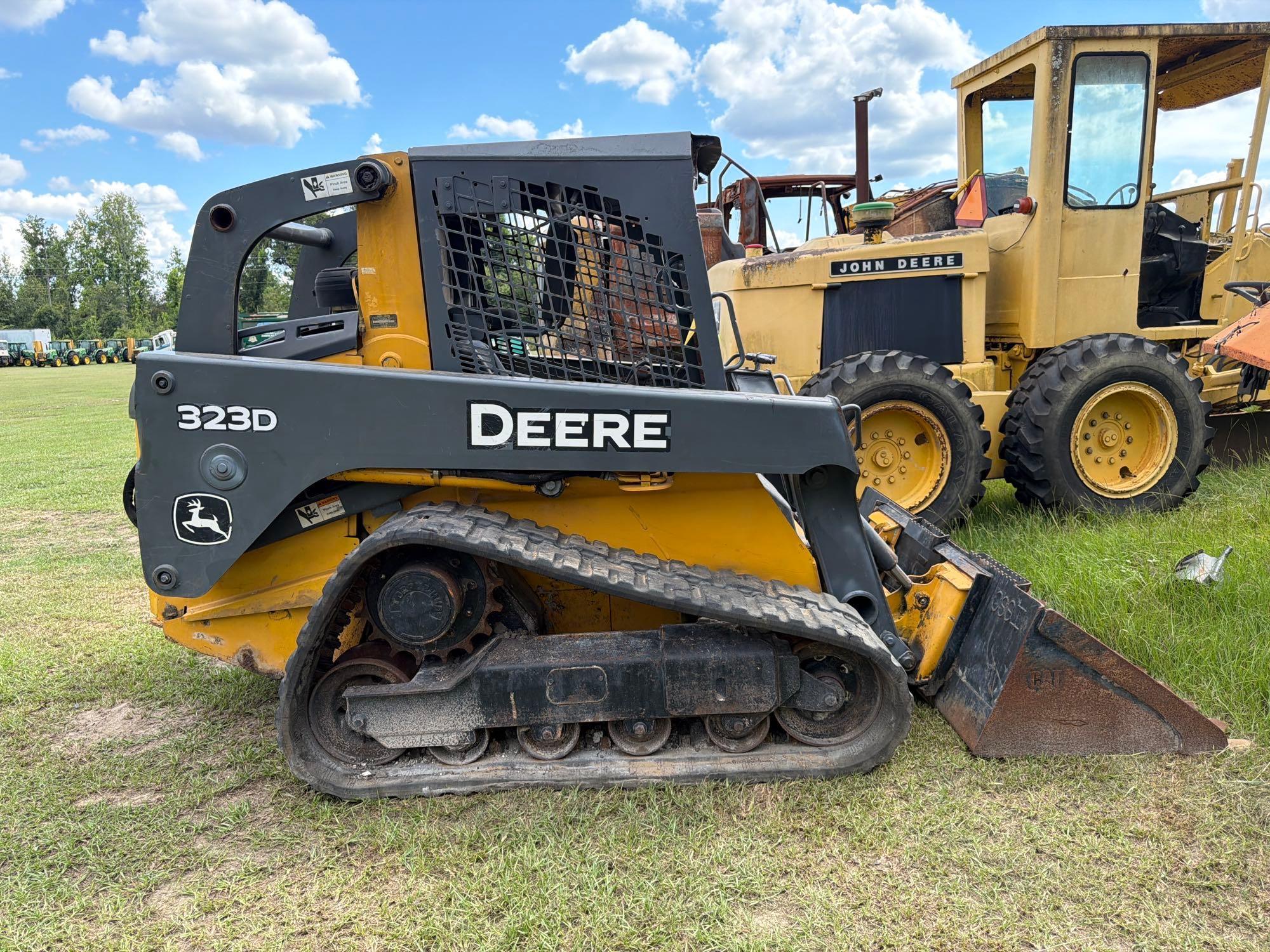 John Deere 323D