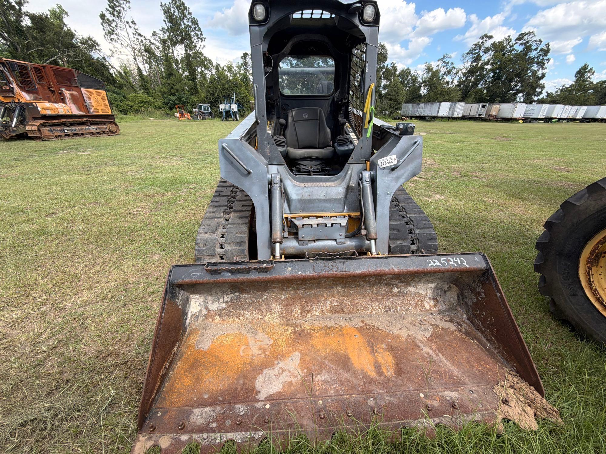 John Deere 323D