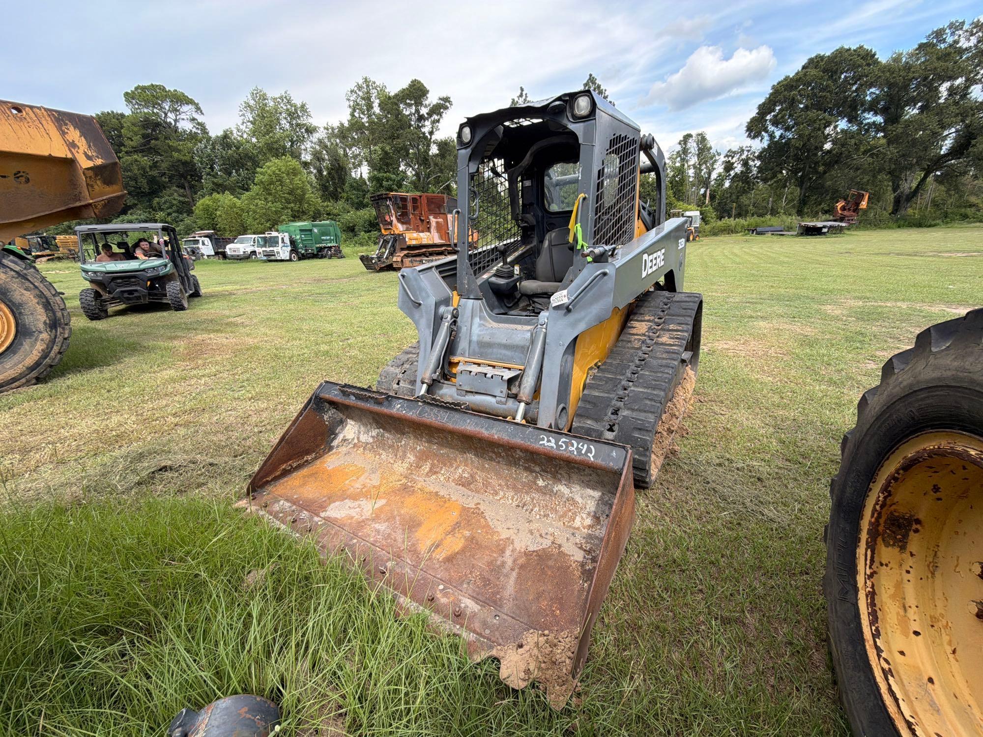 John Deere 323D