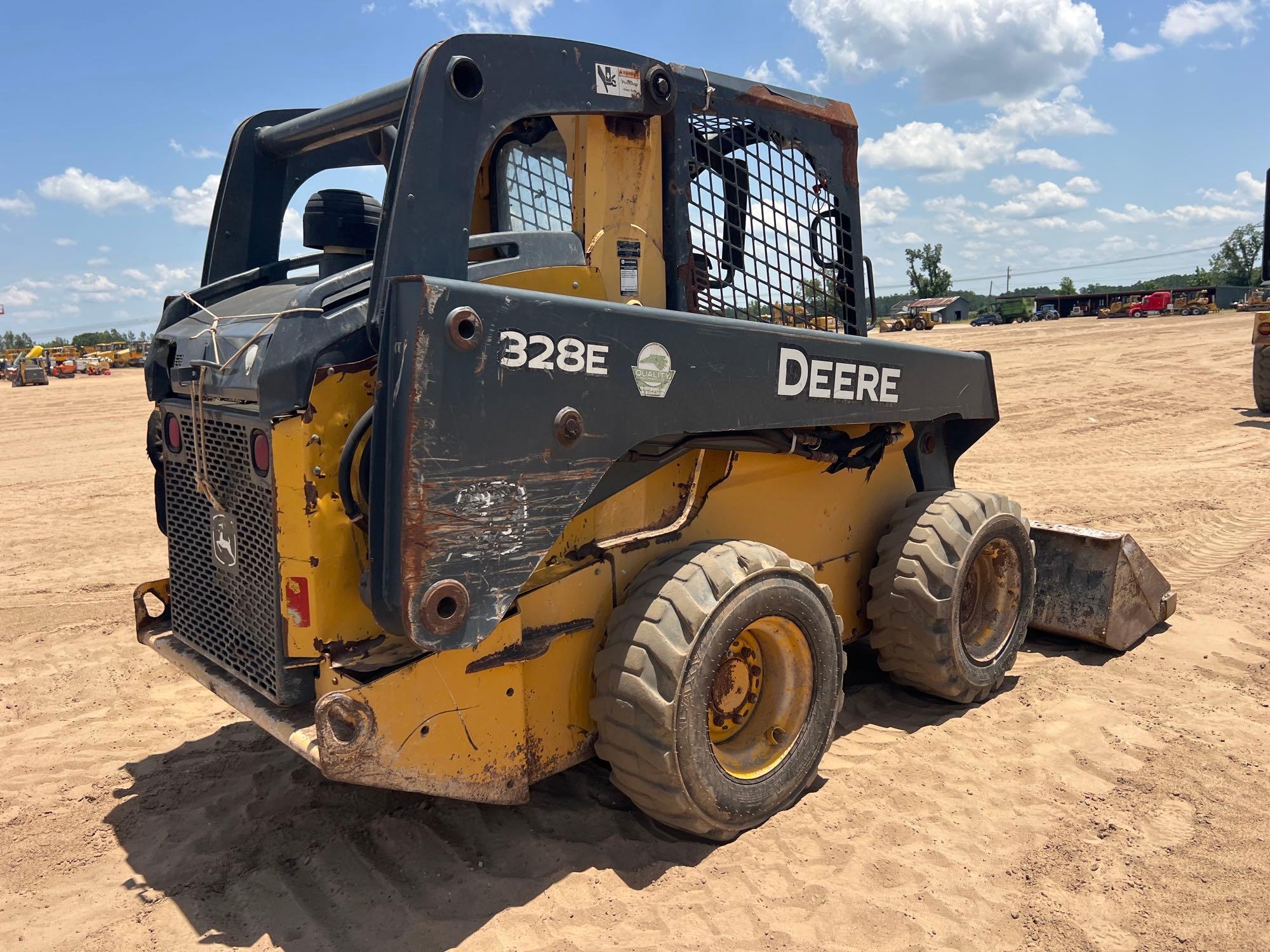 2015 John Deere 328E