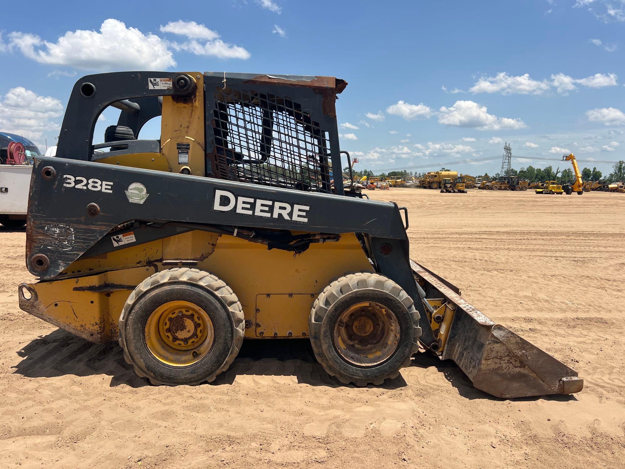 2015 John Deere 328E