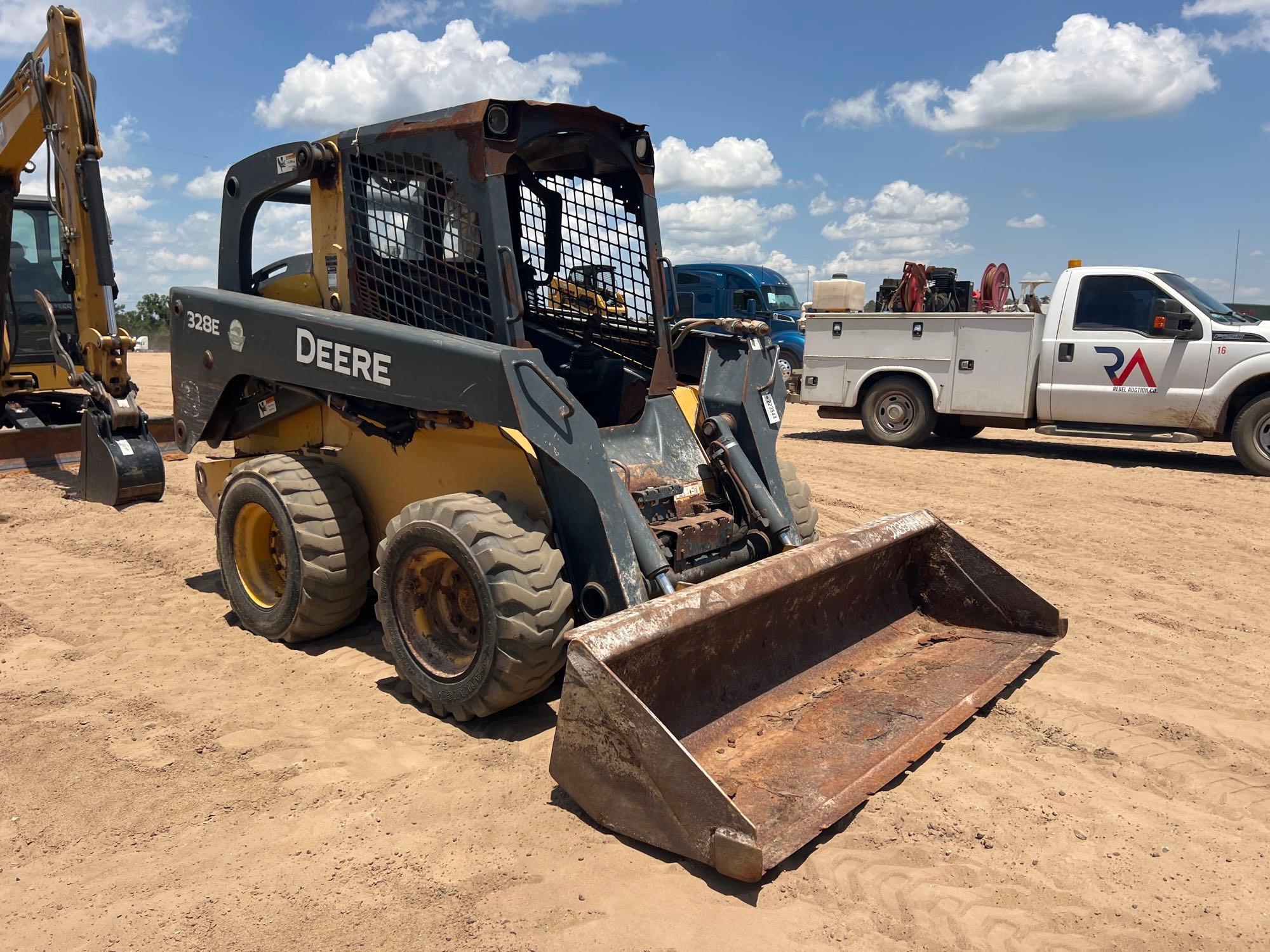 2015 John Deere 328E