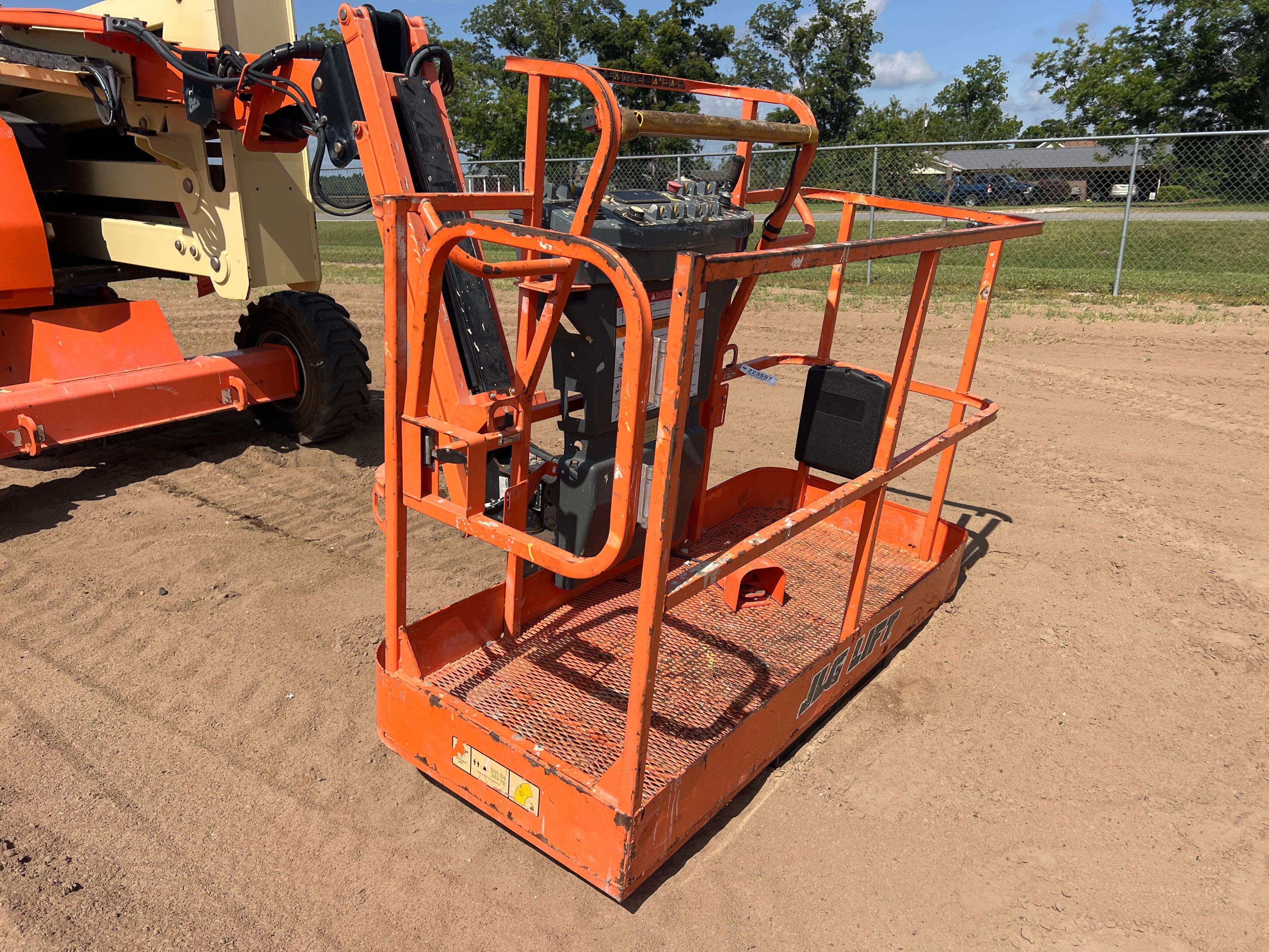 2017 JLG 450AJ