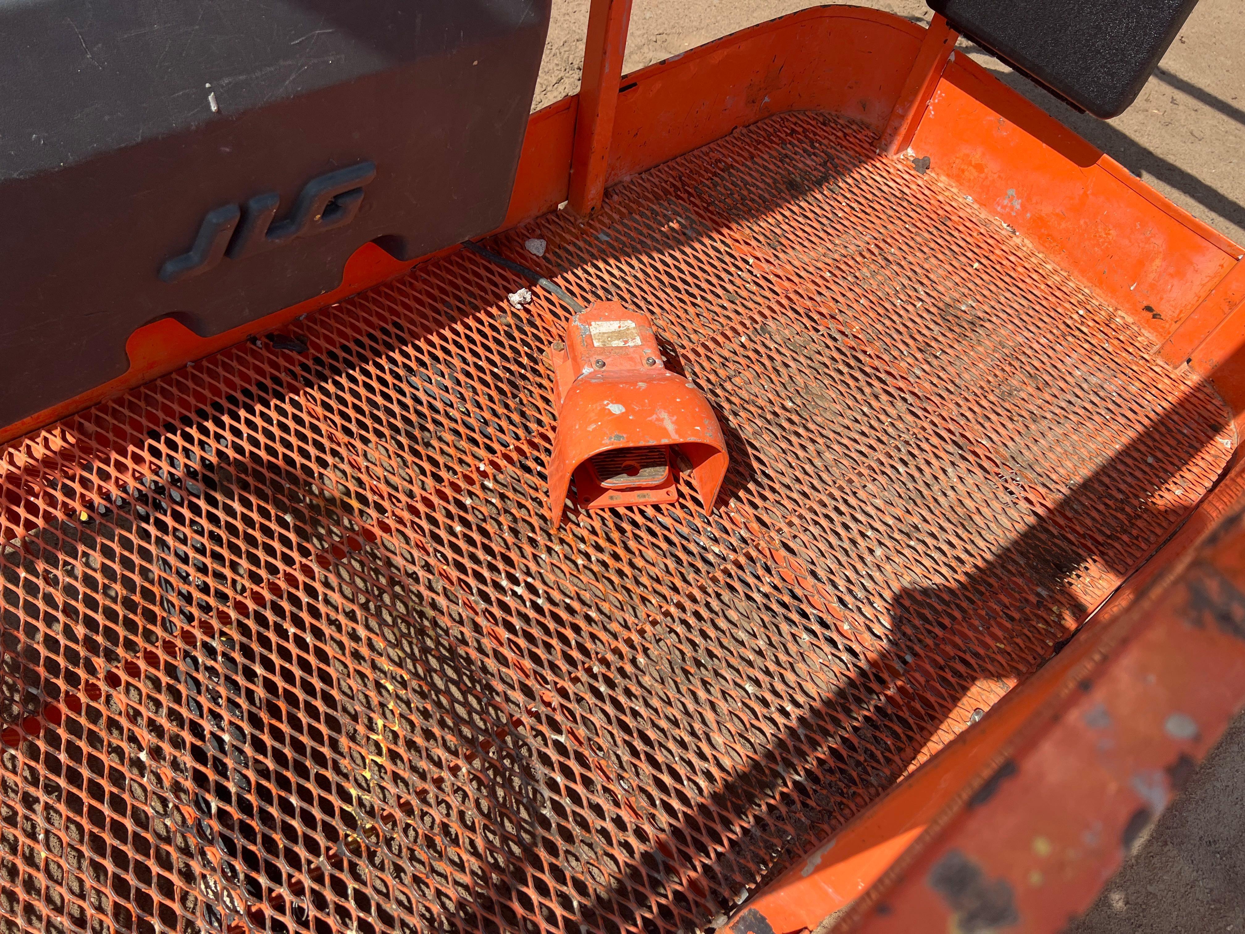 2017 JLG 450AJ