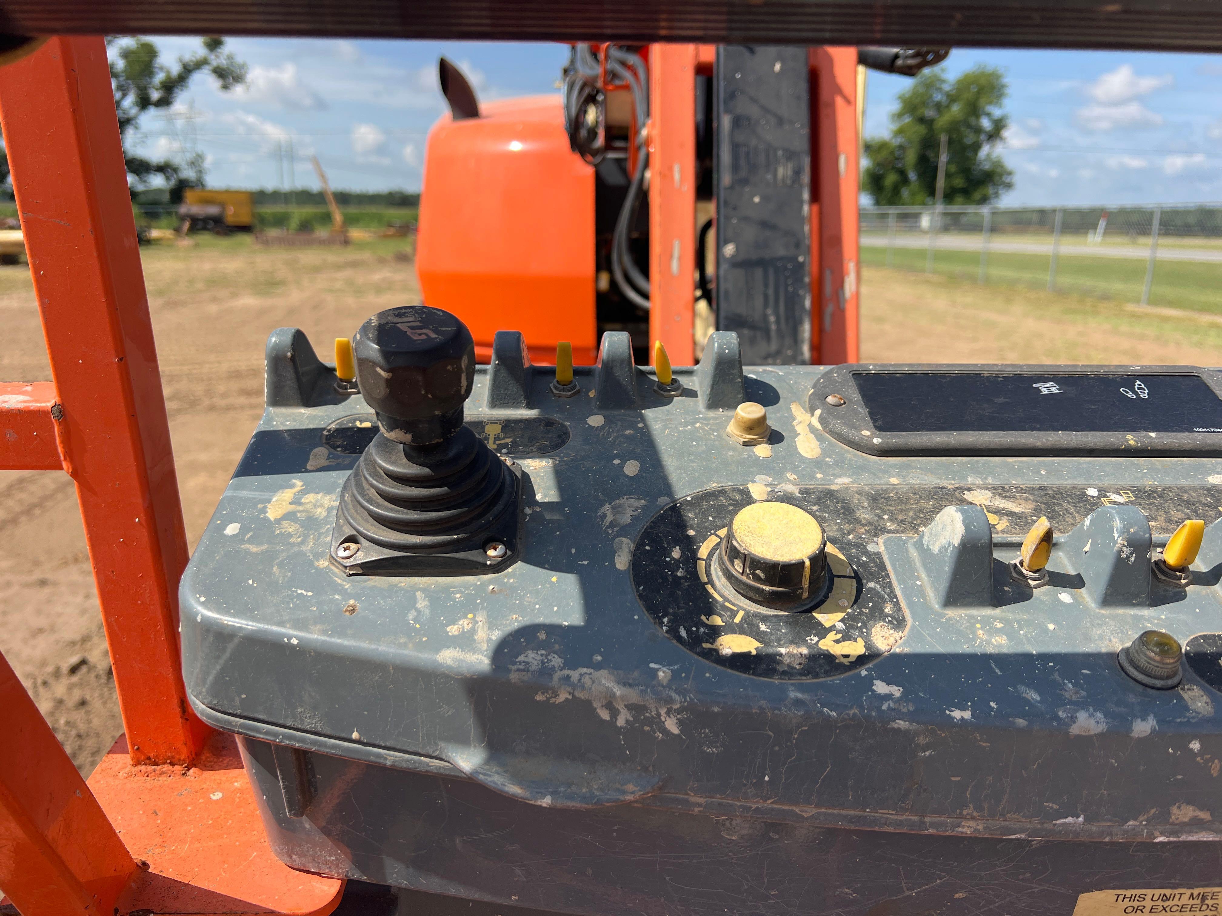 2017 JLG 450AJ