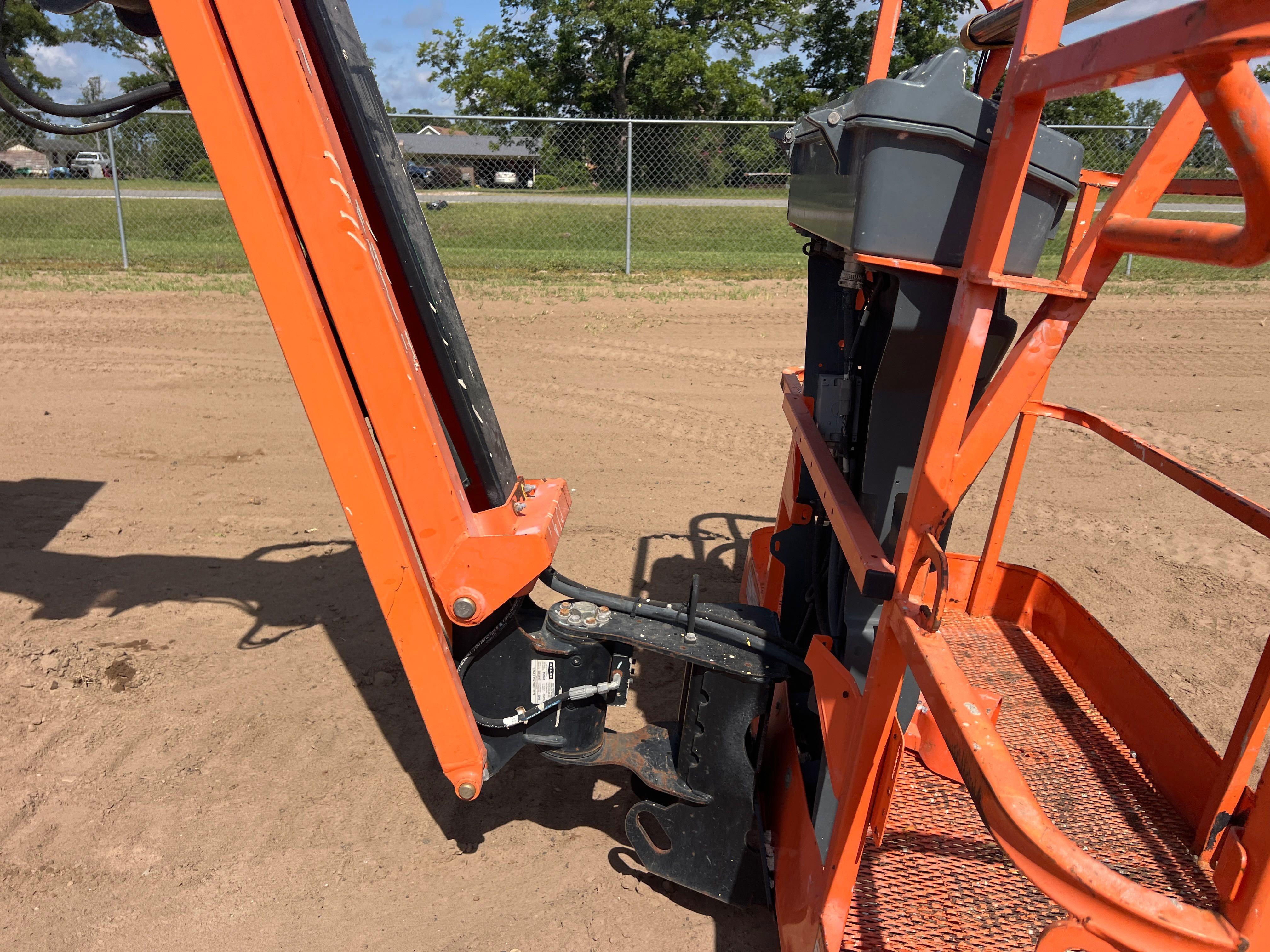 2017 JLG 450AJ