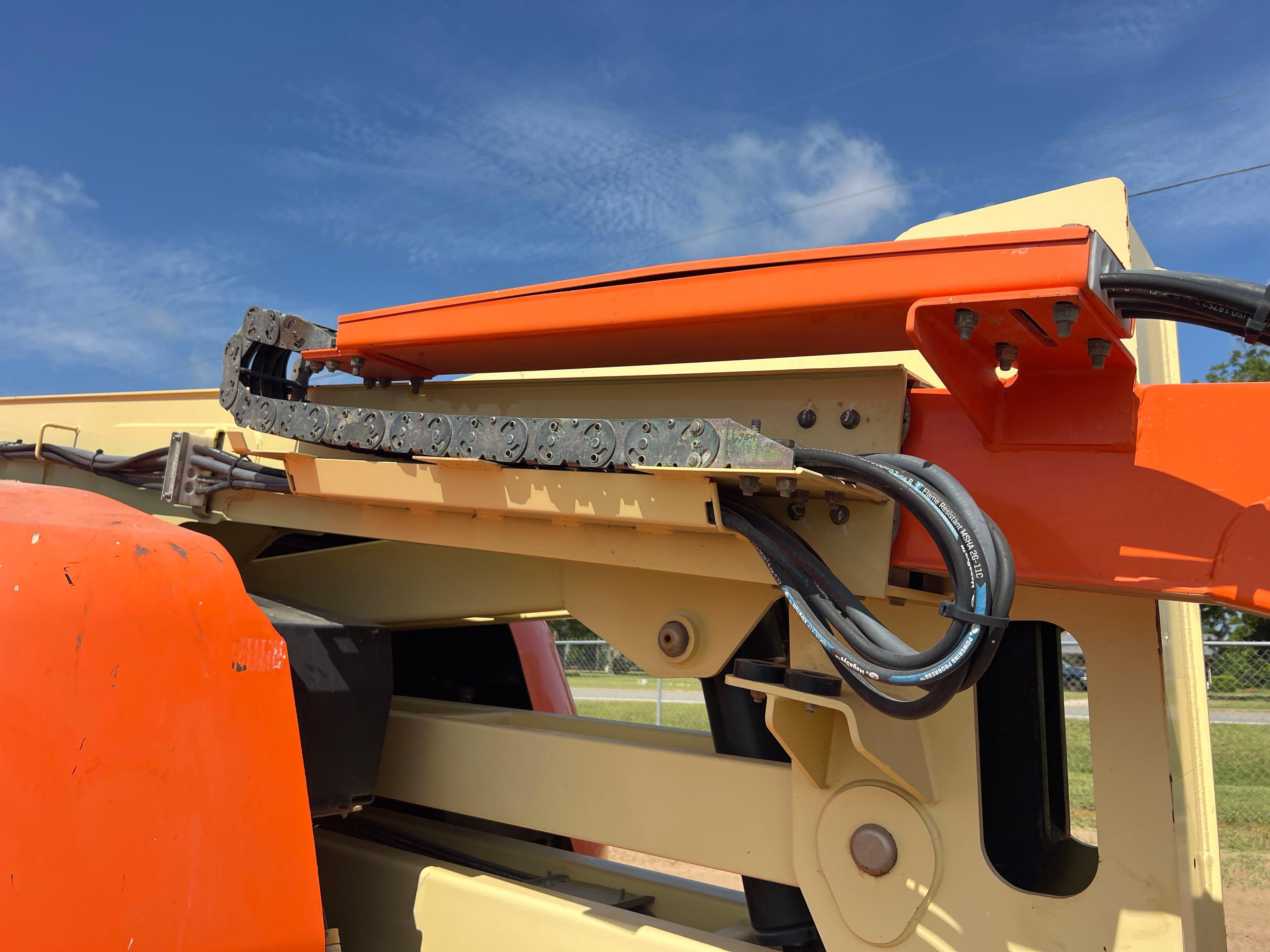 2017 JLG 450AJ