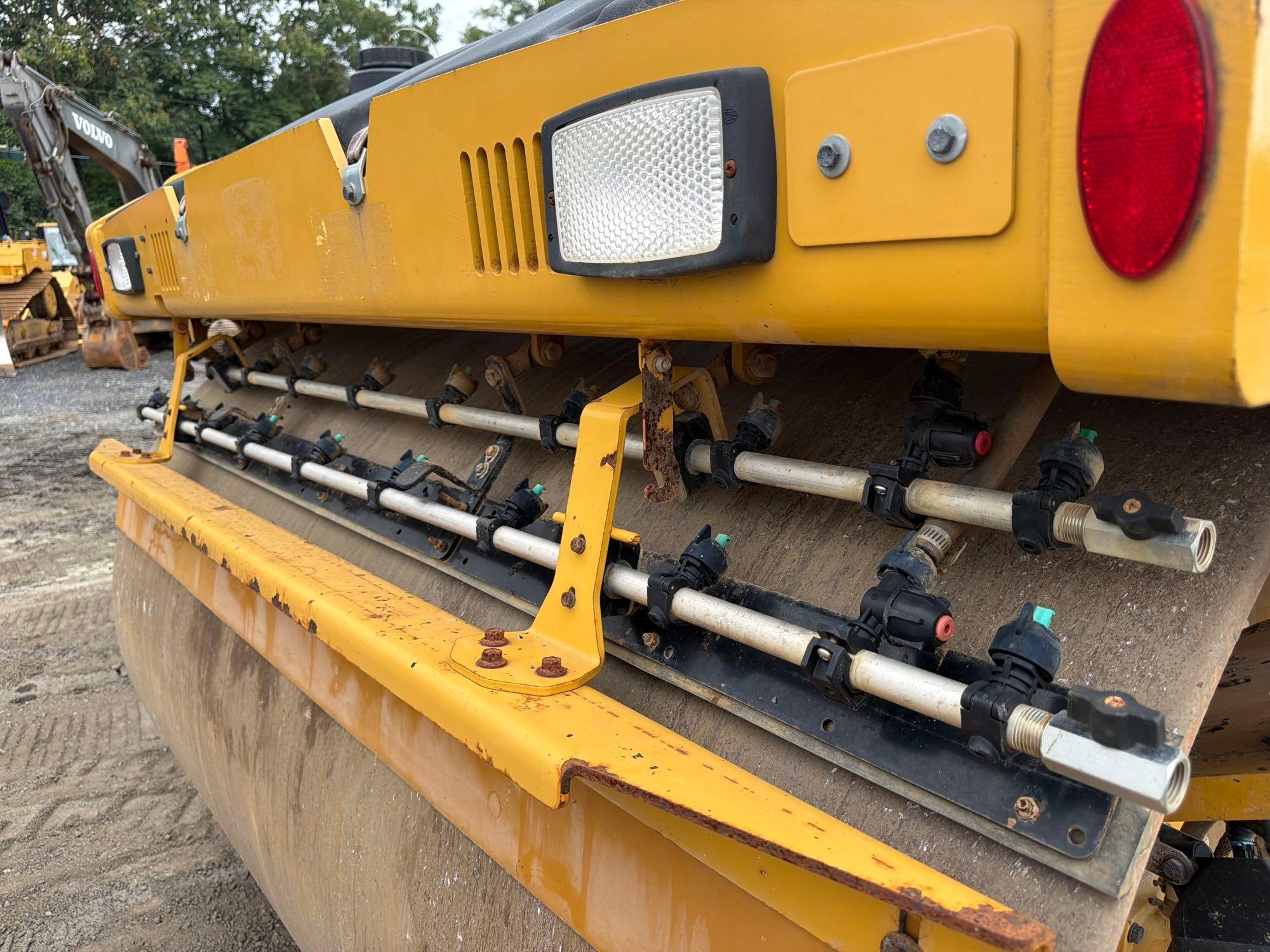 2017 Caterpillar CB64B