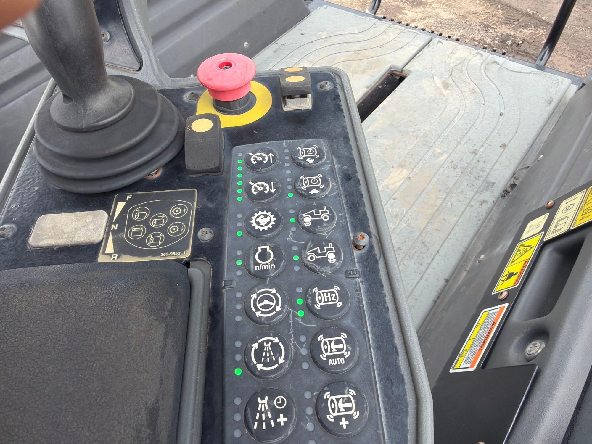 2017 Caterpillar CB64B