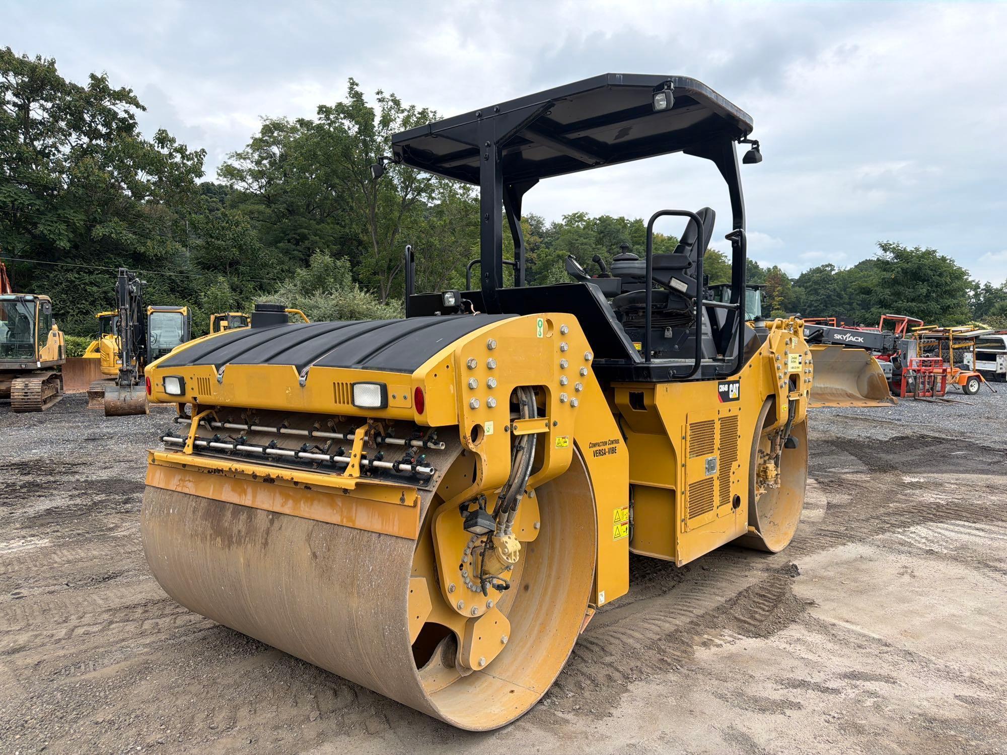 2017 Caterpillar CB64B