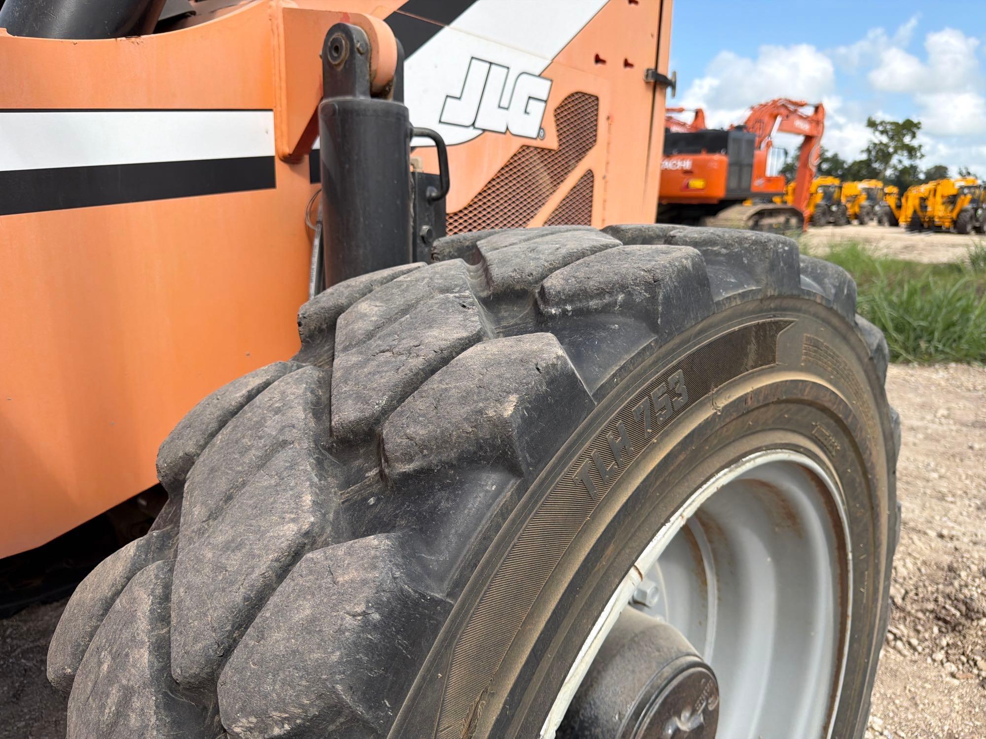 2012 JLG 10054