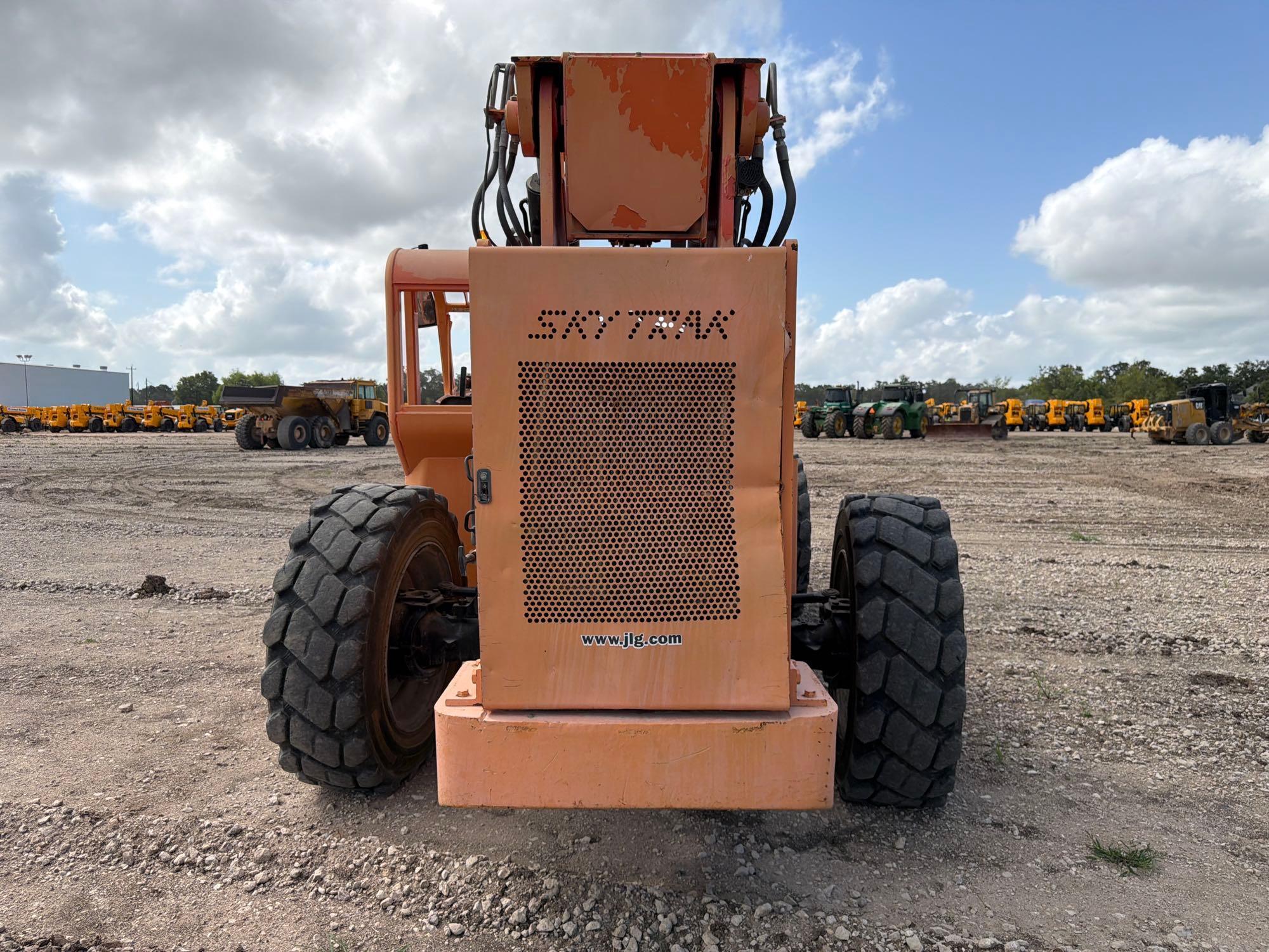 2012 JLG 10054