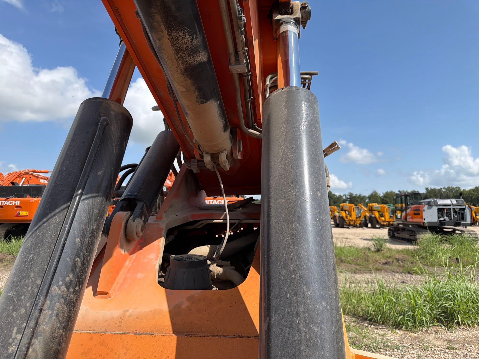 2012 JLG 10054