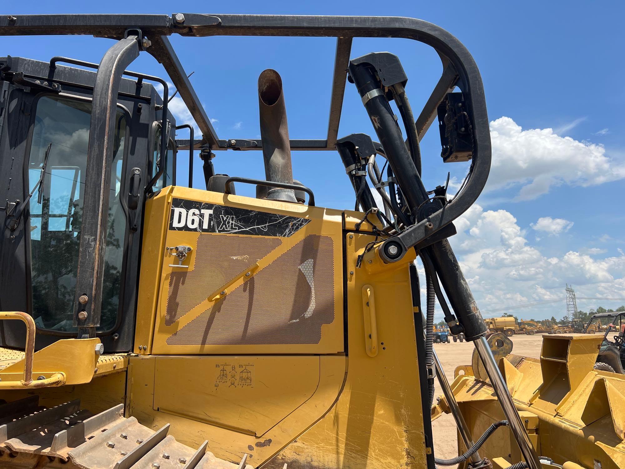 Caterpillar D6T XL