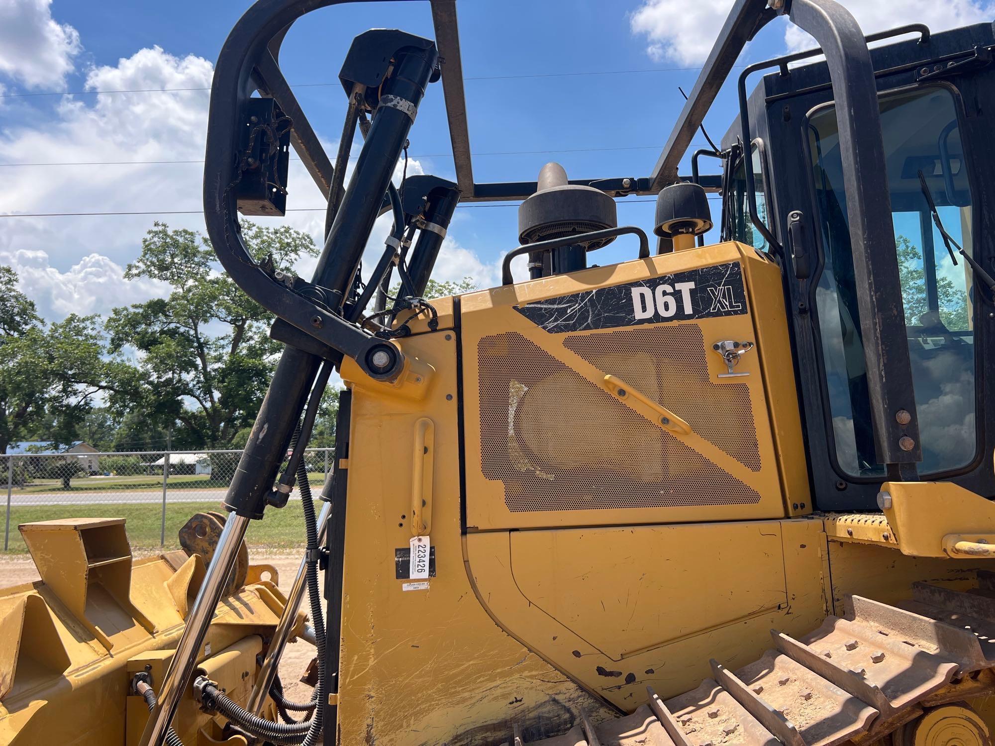 Caterpillar D6T XL