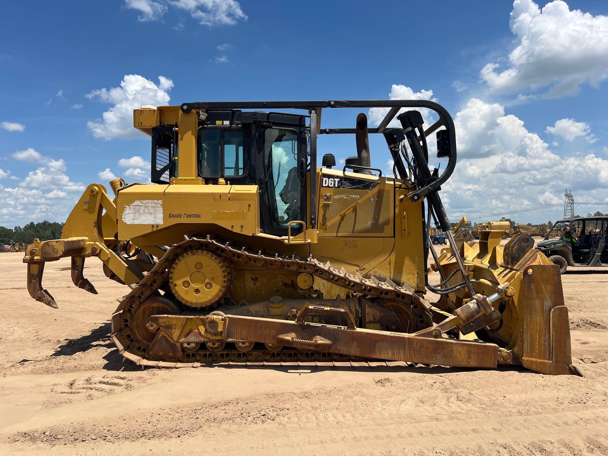 Caterpillar D6T XL