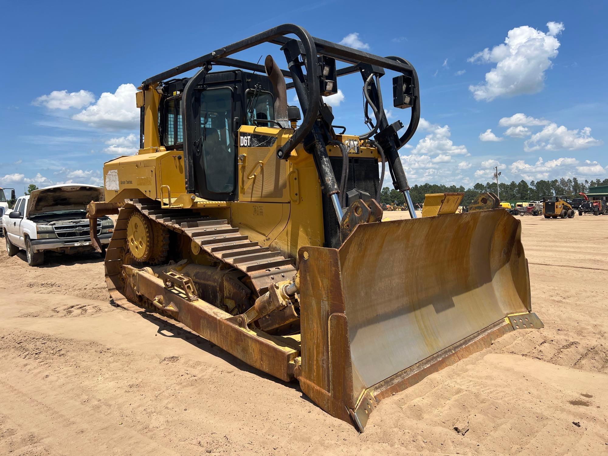 Caterpillar D6T XL