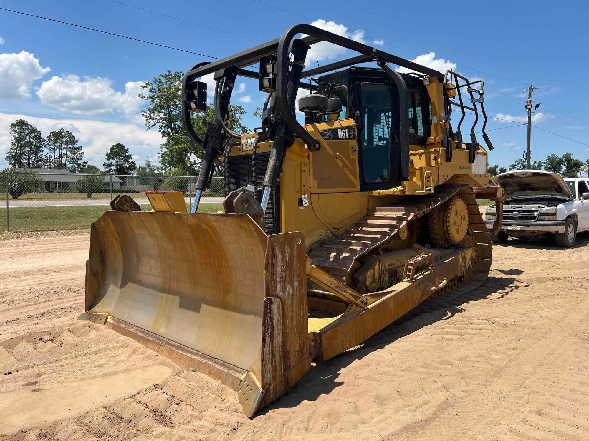 Caterpillar D6T XL